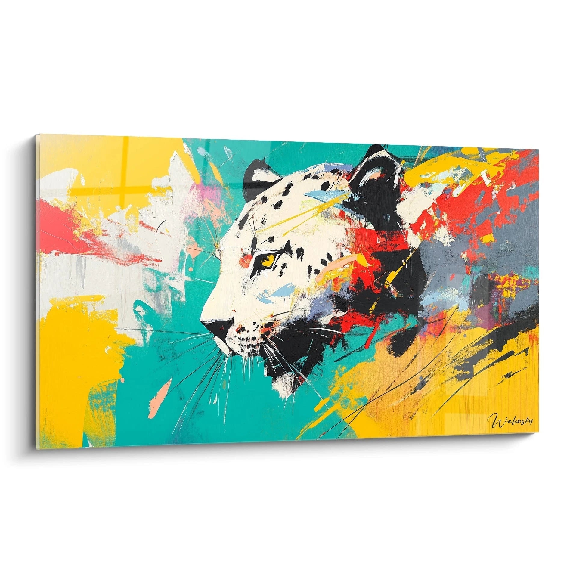 Un tableau artistique abstrait représentant un léopard entouré d’éclats de jaune, rouge et turquoise.