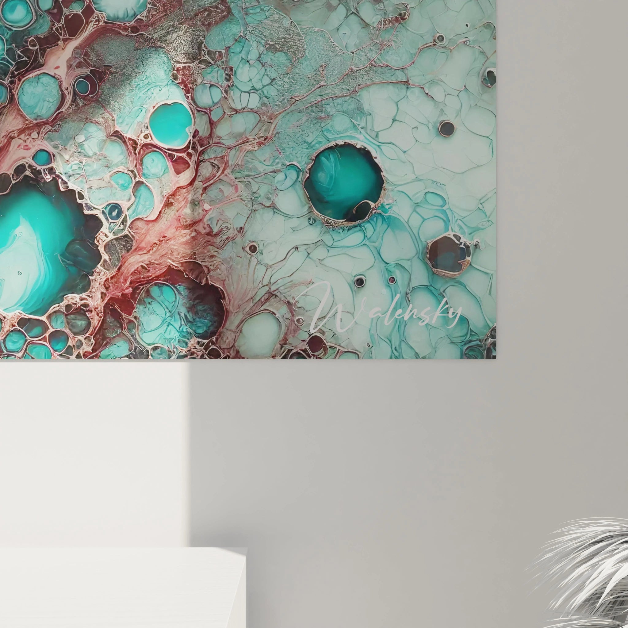 Détail du tableau style epoxy, chaque filament vert, rouge et or rose danse sous la lumière, offrant une profondeur hypnotique et une sensation d’équilibre naturel.