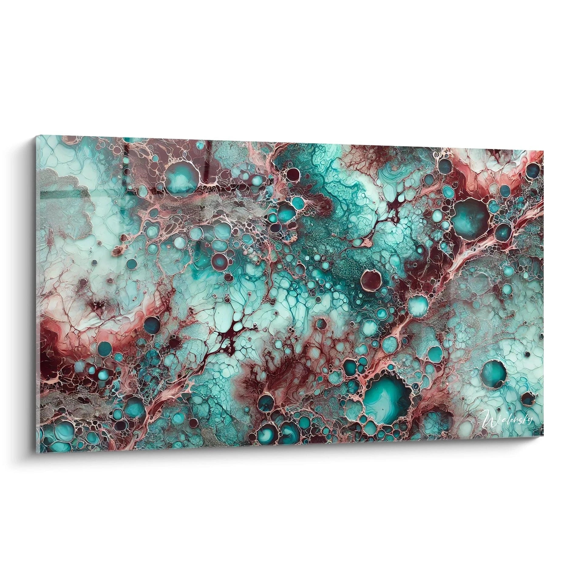 Vue en biais du tableau style epoxy, des filaments fractals s’entrelacent en rouge, vert et or rose, créant un univers abstrait où chaos et harmonie se rencontrent.