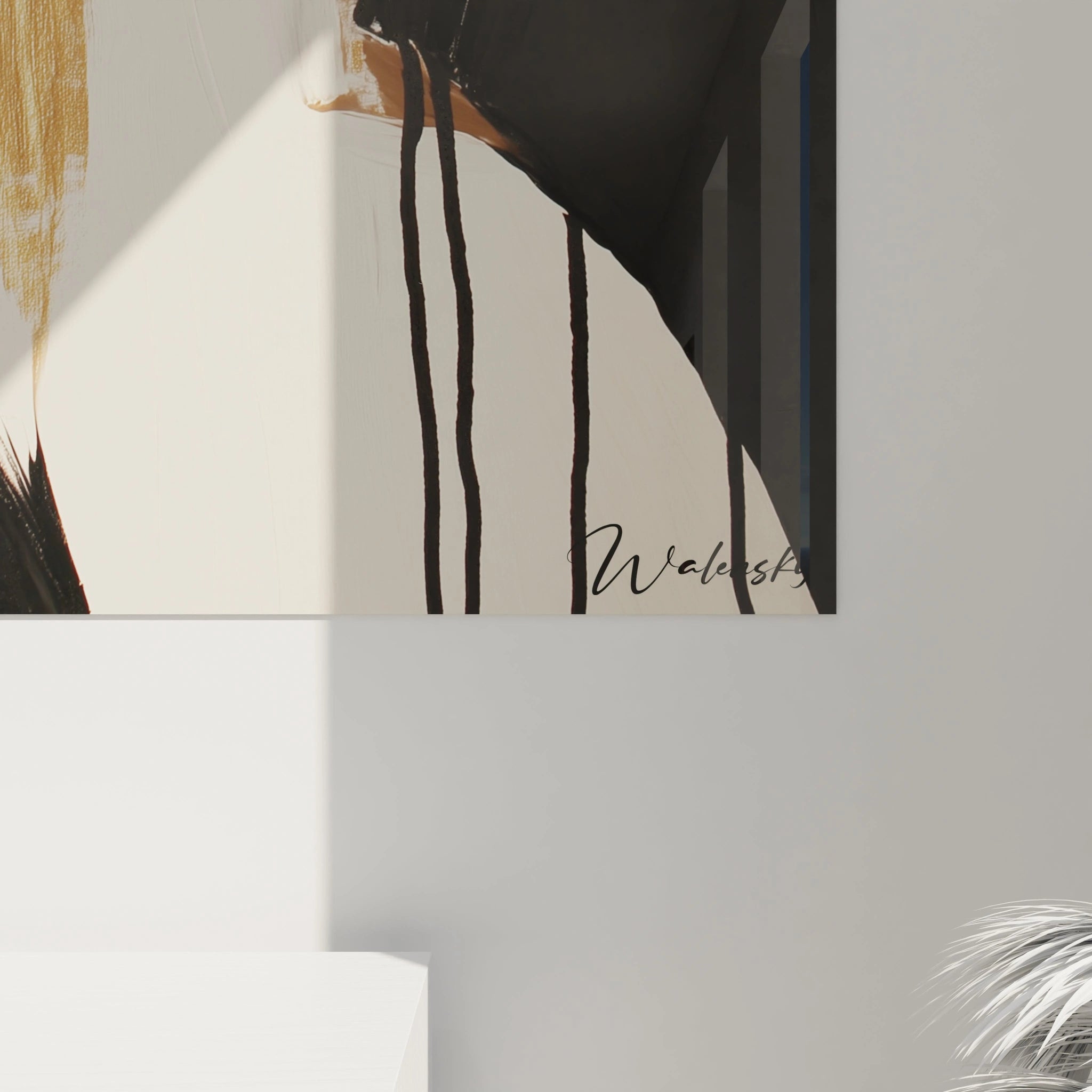 Une silhouette féminine dans un tableau sensuelle abstrait, avec des reflets dorés et blancs sur un fond noir uni, accentuant les reliefs et les lignes nettes.