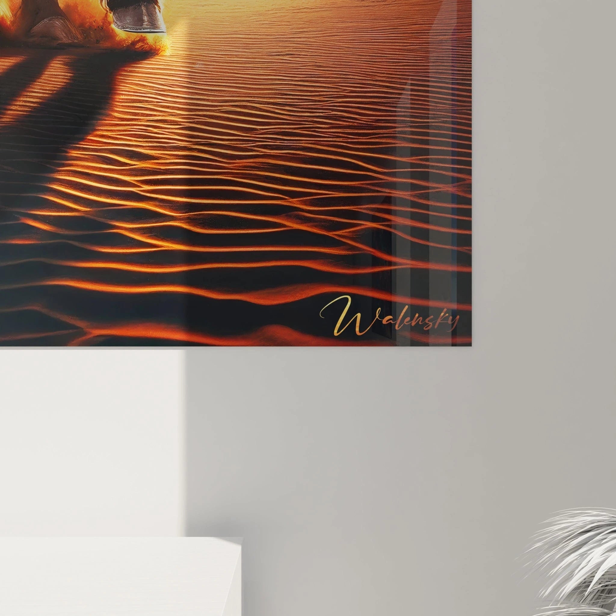Un tableau d'animal présentant un cheval à la robe noire soulevant de la poussière en courant sur un terrain aux lignes ondulantes. Le soleil couchant baigne la scène de lumière orange et rouge, illuminant la silhouette de l'animal et sa longue crinière en mouvement. L'effet de contre-jour accentue le contraste entre l'animal sombre et l'environnement éclatant.