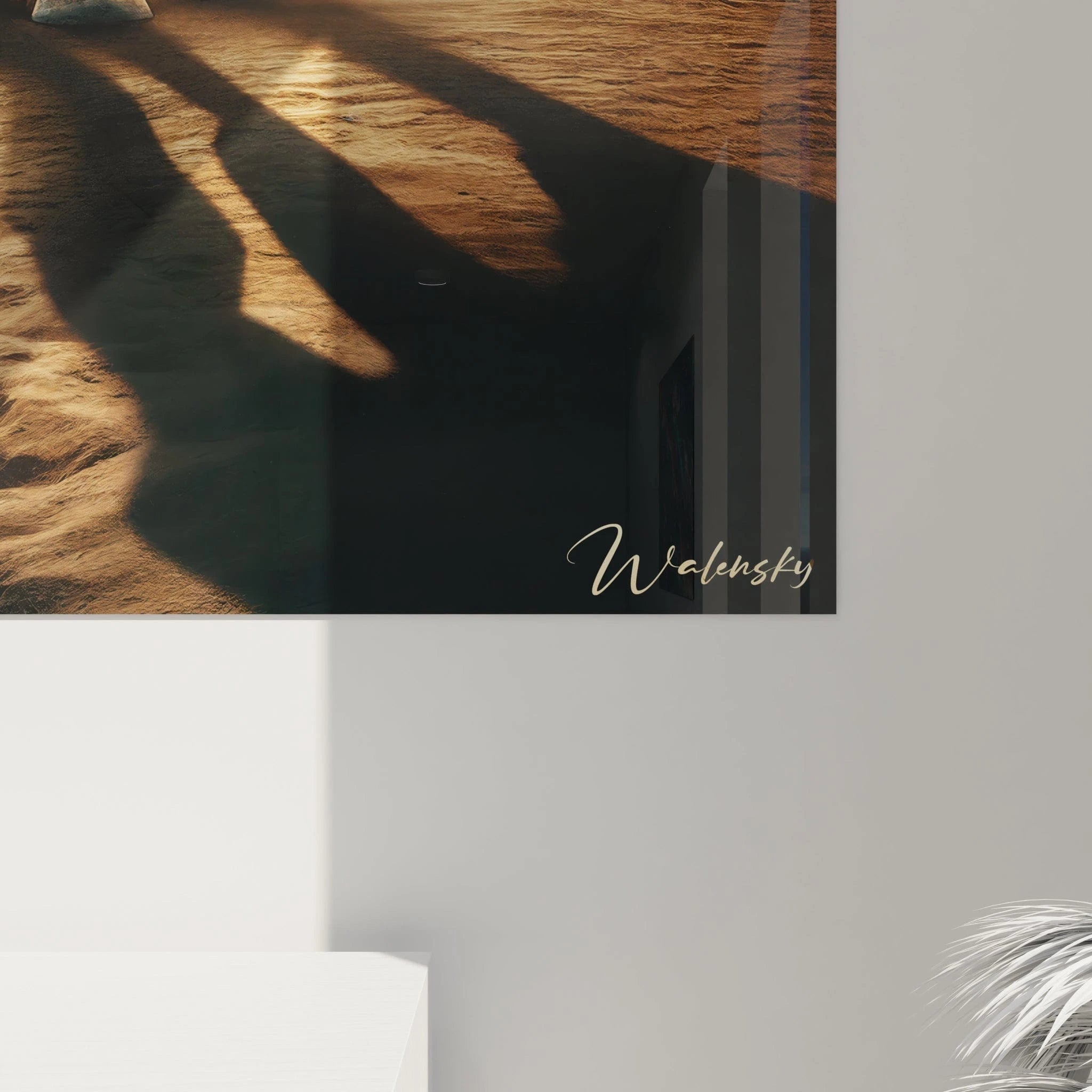 Un tableau d'animal présentant un cheval à la robe noire brillante galopant frontalement sur un terrain sableux. Sa crinière fouettée par le vent et les nuages dorés du ciel créent une ambiance dramatique. Des particules de poussière s'élèvent sous les sabots puissants tandis qu'une ombre allongée se projette sur le sol texturé.