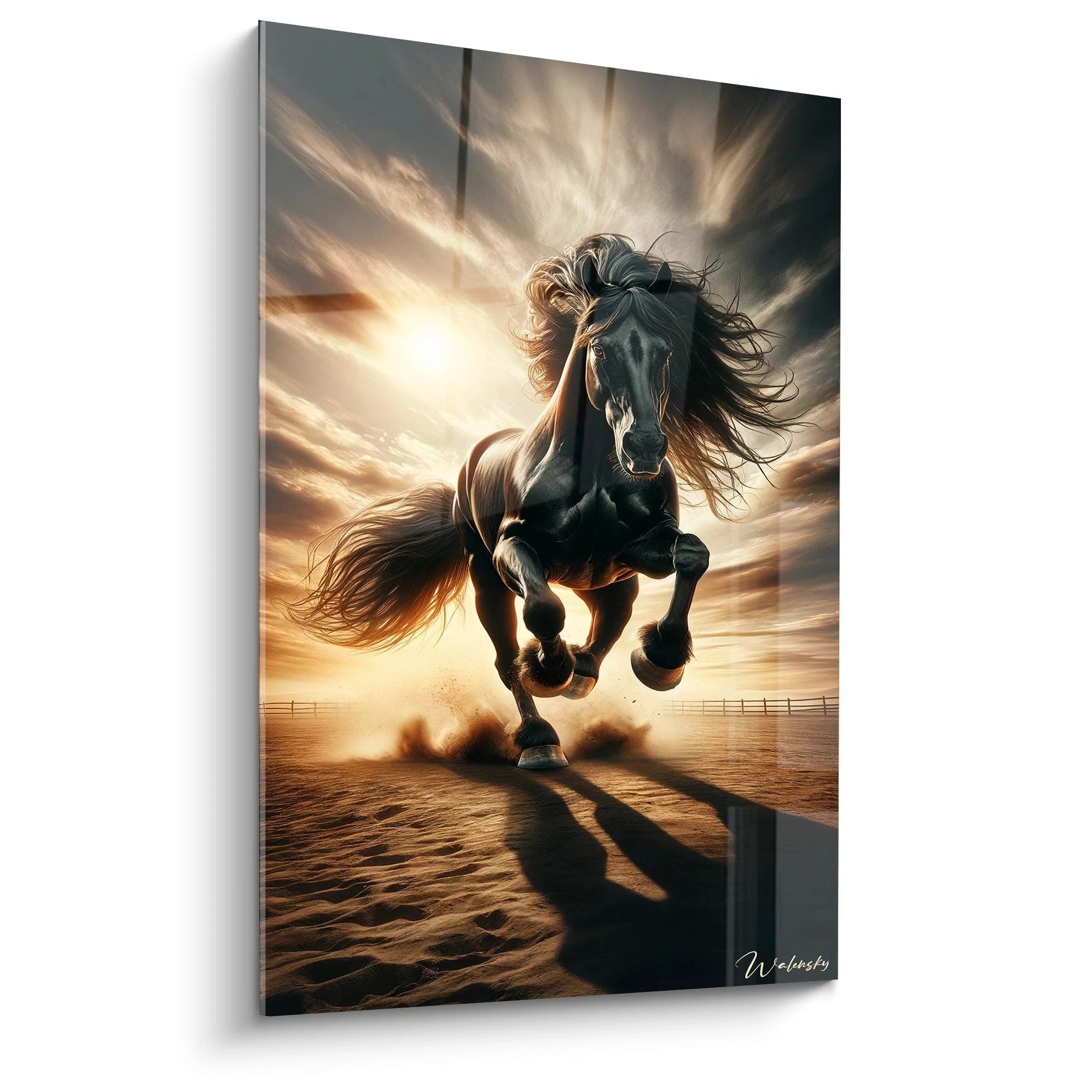 Un tableau d'animal représentant un cheval noir au galop fonçant vers l'observateur sur un sol sablonneux. La crinière et la queue flottent dramatiquement dans l'air. Le ciel doré et ambré en arrière-plan crée un contraste saisissant avec la silhouette sombre de l'animal qui soulève de la poussière à chaque foulée.