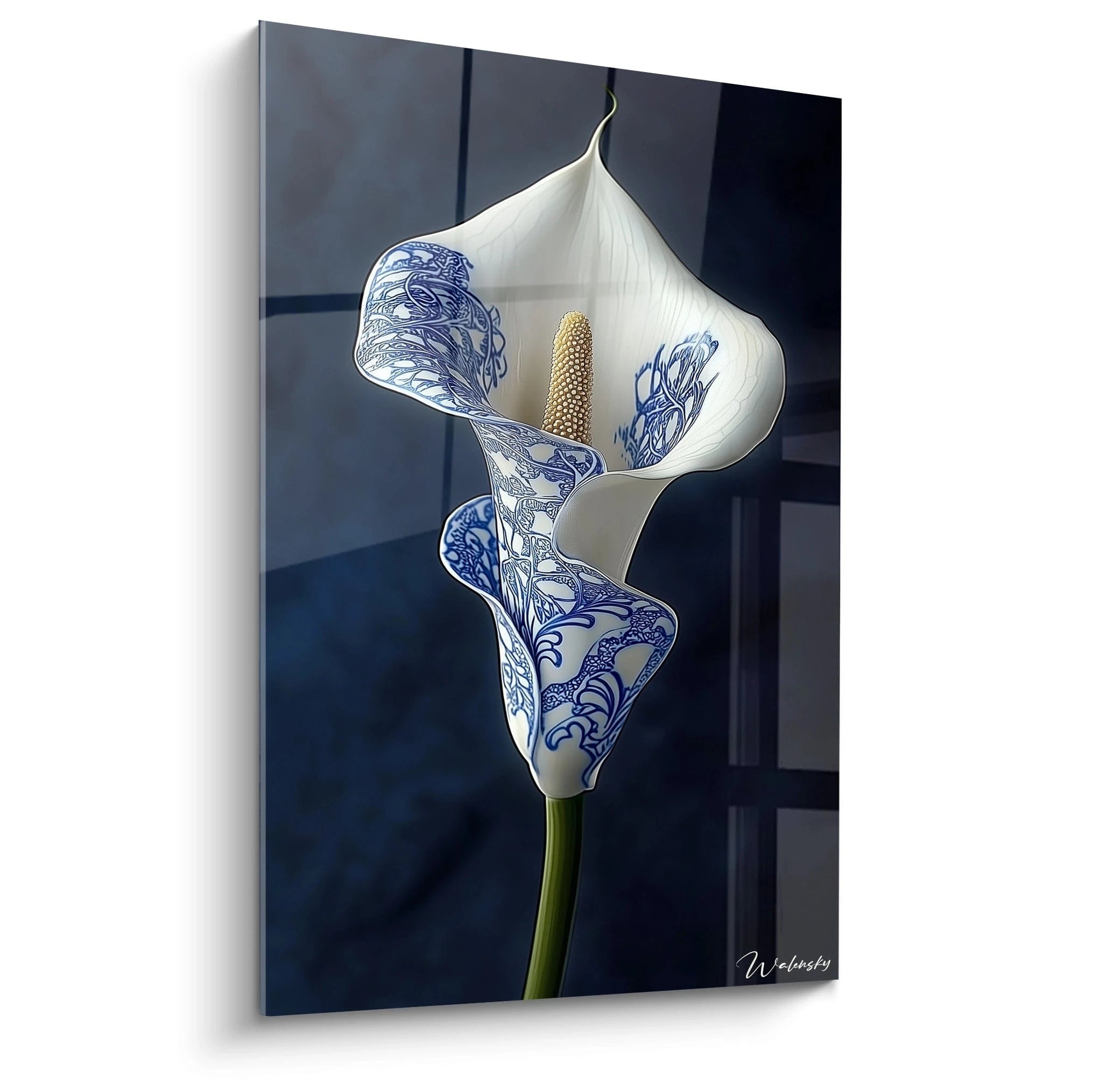 Un tableau porcelaine calla représentant une fleur de calla blanche ornée de motifs bleus délicats, avec un pistil doré au centre. Les détails peints en bleu cobalt sur fond blanc évoquent la céramique fine sur un arrière-plan bleu marine profond.