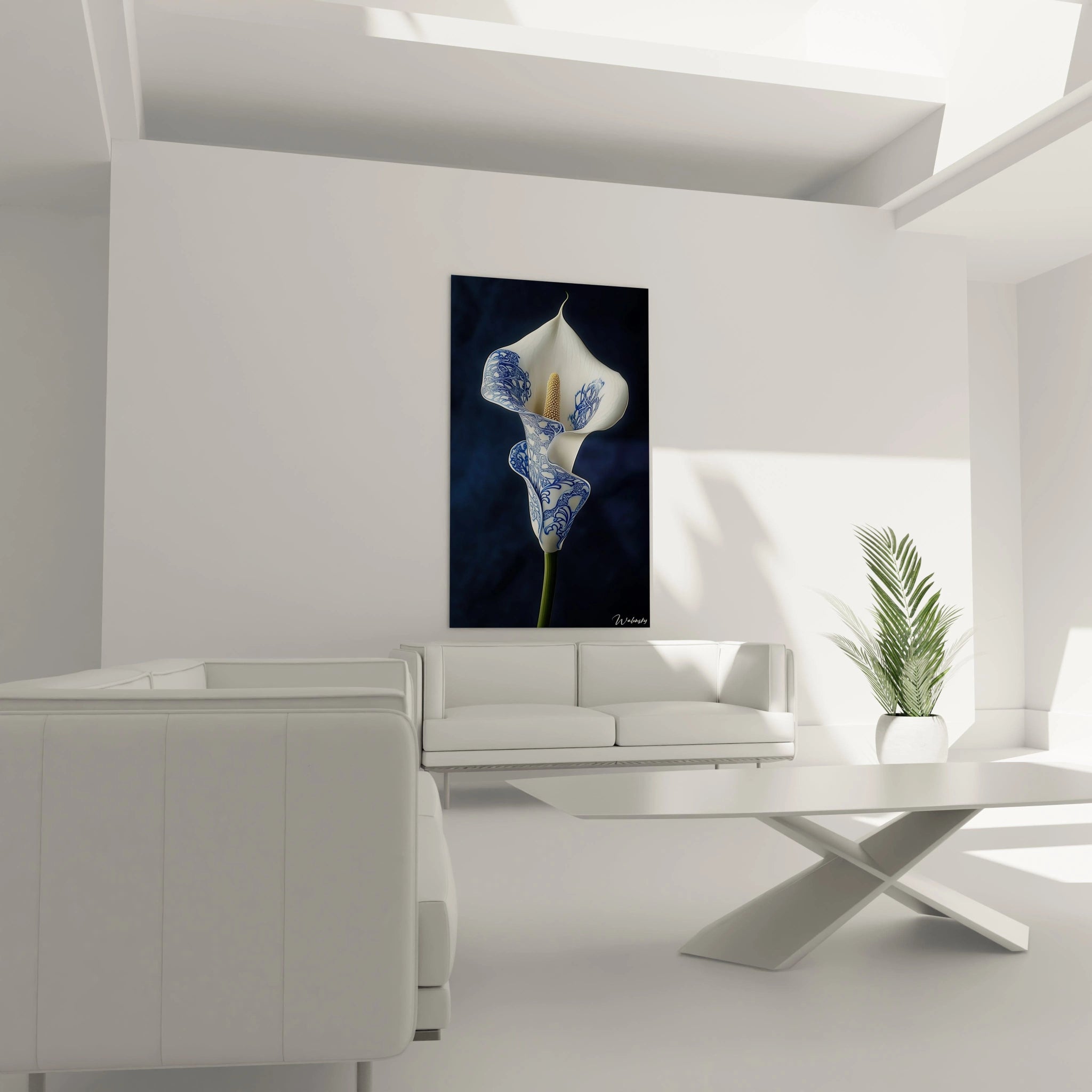 Un tableau porcelaine décorative présentant une majestueuse fleur de calla aux pétales blancs ornés de motifs bleus complexes rappelant les traditions céramiques anciennes. La texture lisse et brillante évoque la finesse de la porcelaine véritable contre un fond bleu nuit.