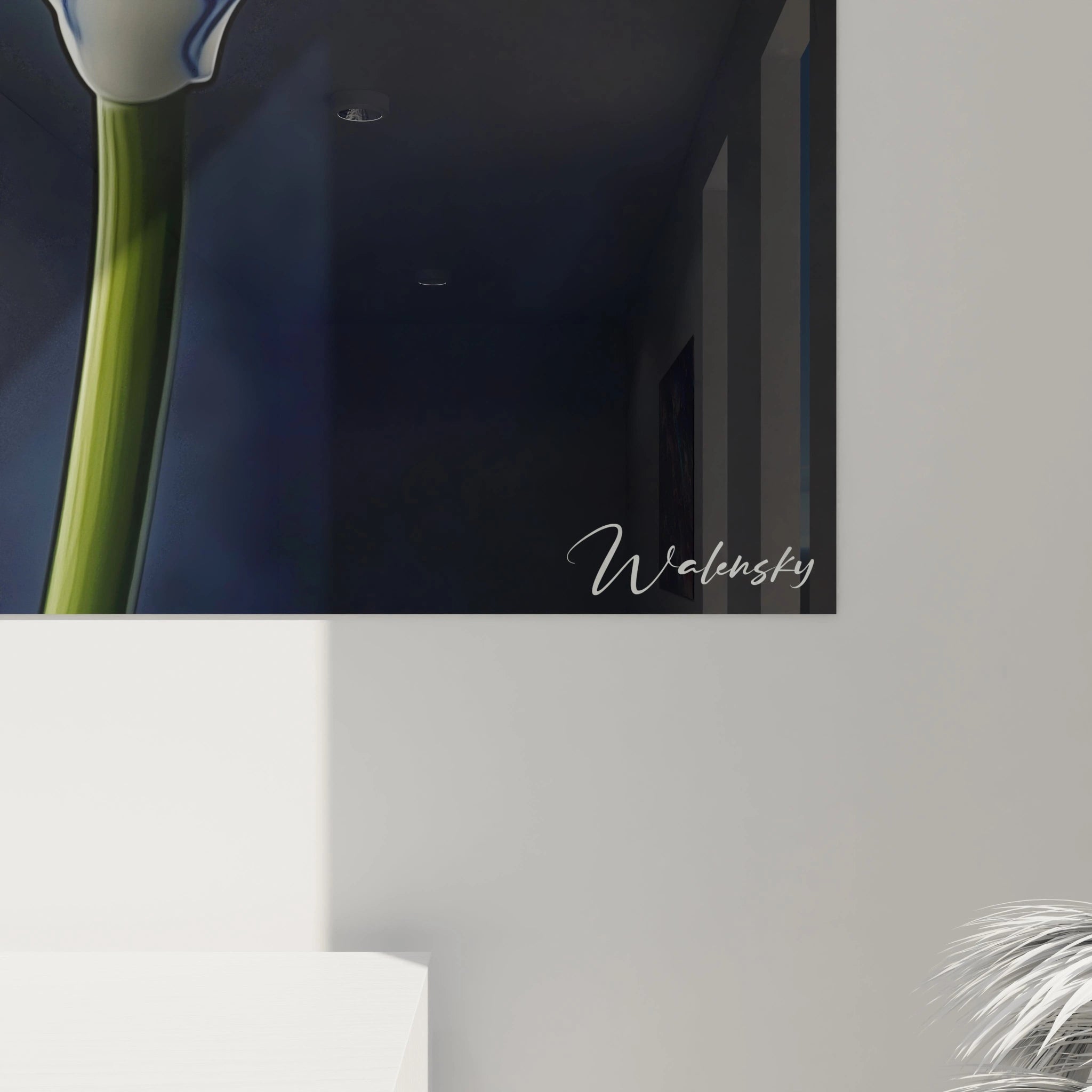 Un tableau porcelaine artistique figurant une calla stylisée dont les pétales blancs sont décorés de motifs bleus minutieux. La structure gracieuse de la fleur, le contraste des teintes bleu et blanc, et les détails dorés créent une œuvre à la fois botanique et décorative.