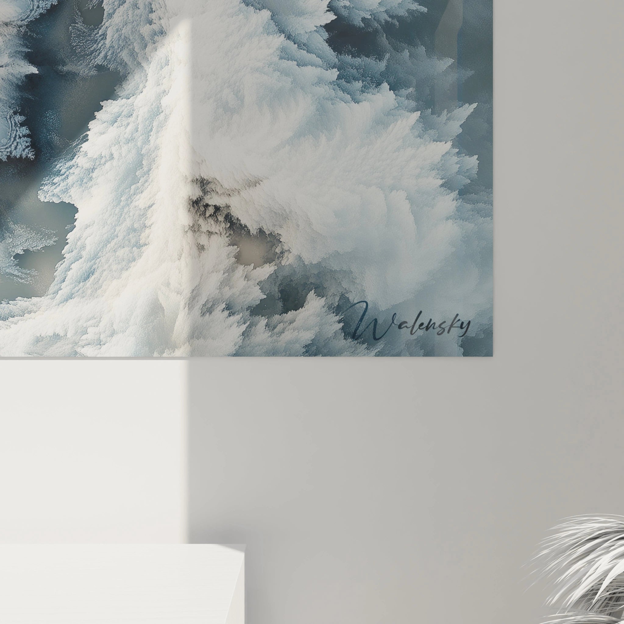 Un tableau abstrait spirale représentant un phénomène naturel glacé figé en plein mouvement. Les formes blanches et bleutées s'enroulent en motif fractal sur fond bleu profond avec des textures cristallines détaillées.