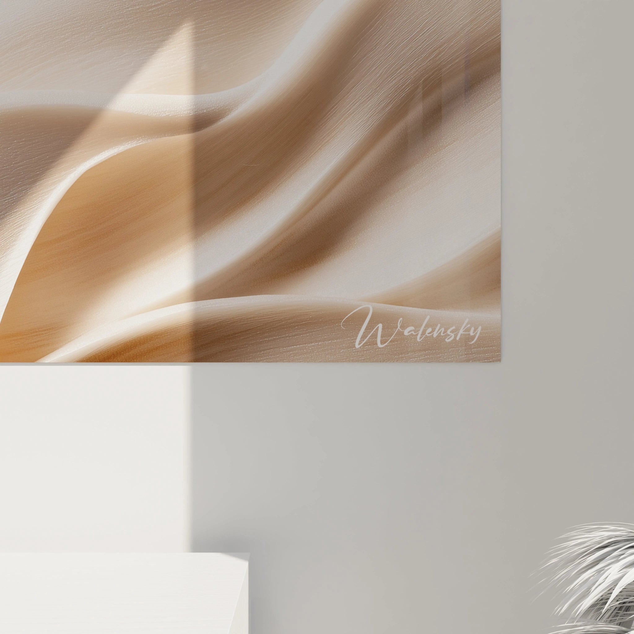 Gros plan sur un tableau texturé abstrait montrant des vagues lisses et sculptées, avec des teintes beige clair, blanc ivoire, et des textures subtilement striées sur une surface continue.