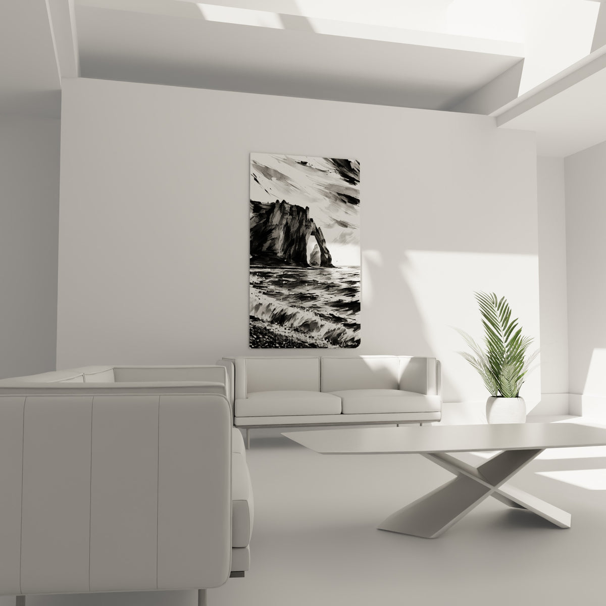 Vagues noires et écume blanche battant la falaise d'Étretat, œuvre placée au-dessus d'un canapé dans un salon lumineux