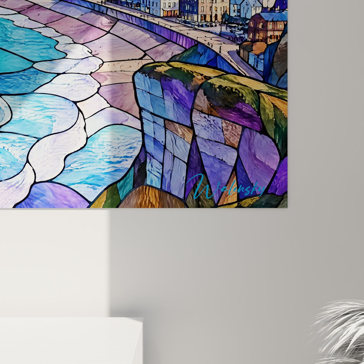 Traits noirs et facettes de verre bleu et violet composant la falaise d'Étretat en gros plan