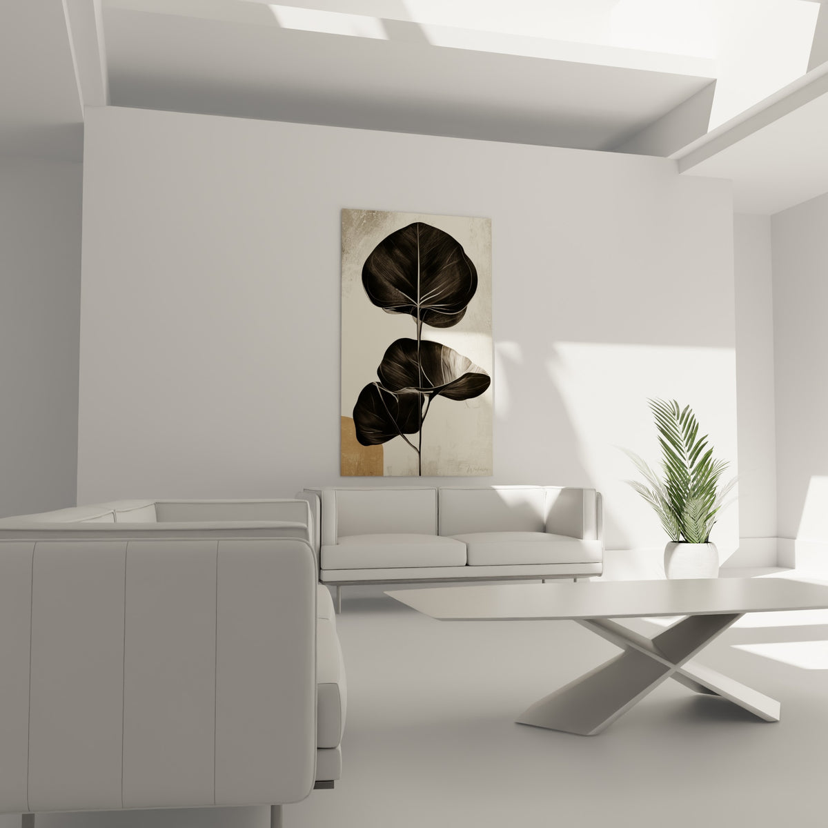 Composition végétale noire et ocre d'Eucalyptus, au-dessus d'un canapé dans un salon lumineux