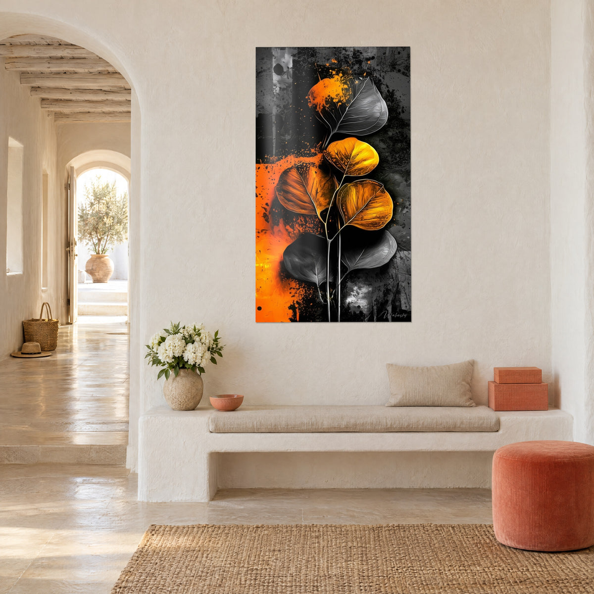 Tableau branche d'eucalyptus ocre et anthracite, éclaboussures orange sur fond noir, mur chaulé d'une maison méditerranéenne