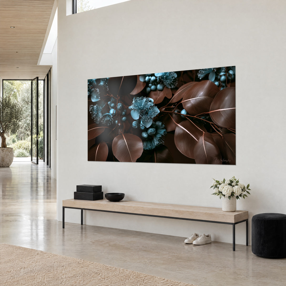 Tableau bouquet d'eucalyptus aux baies bleu glacier et feuilles rondes cuivrées, vu de trois-quarts sur un mur crème, banc en bois