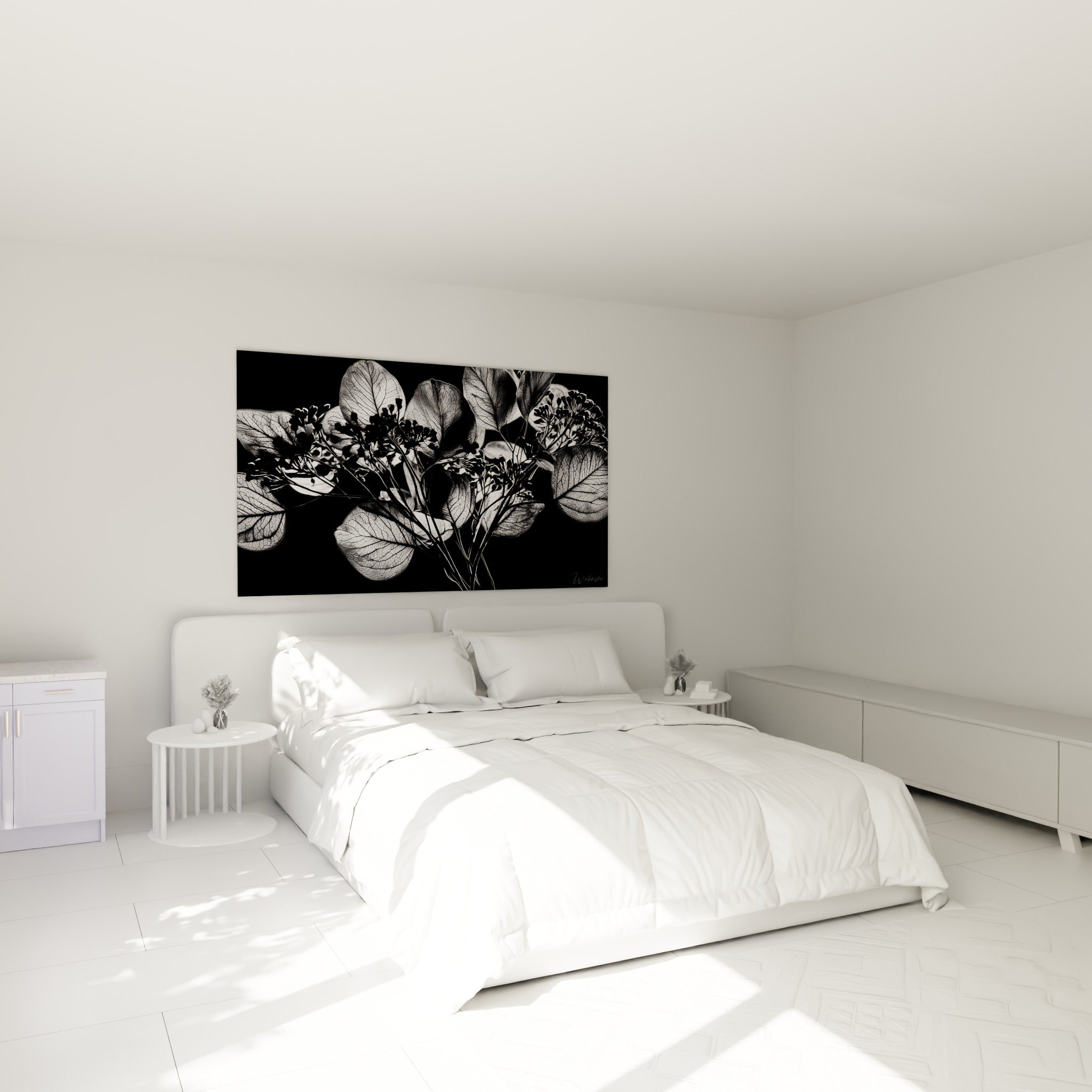 Feuillage d'eucalyptus blanc nacré et noir intense, accroché au-dessus d'un lit dans une chambre claire