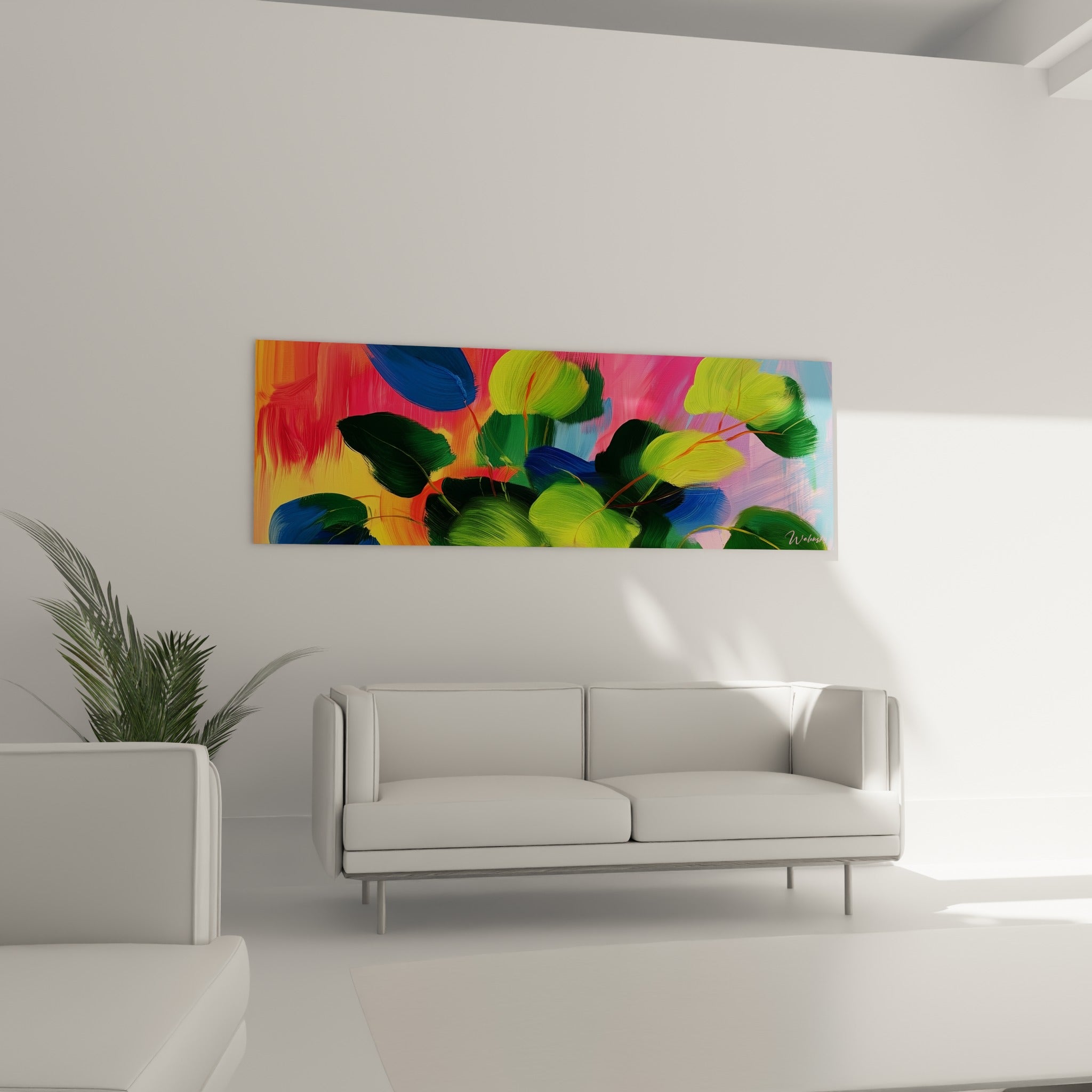 Peinture d'eucalyptus vert et bleu cobalt sur fond doré, suspendue au-dessus d'un canapé dans un salon lumineux