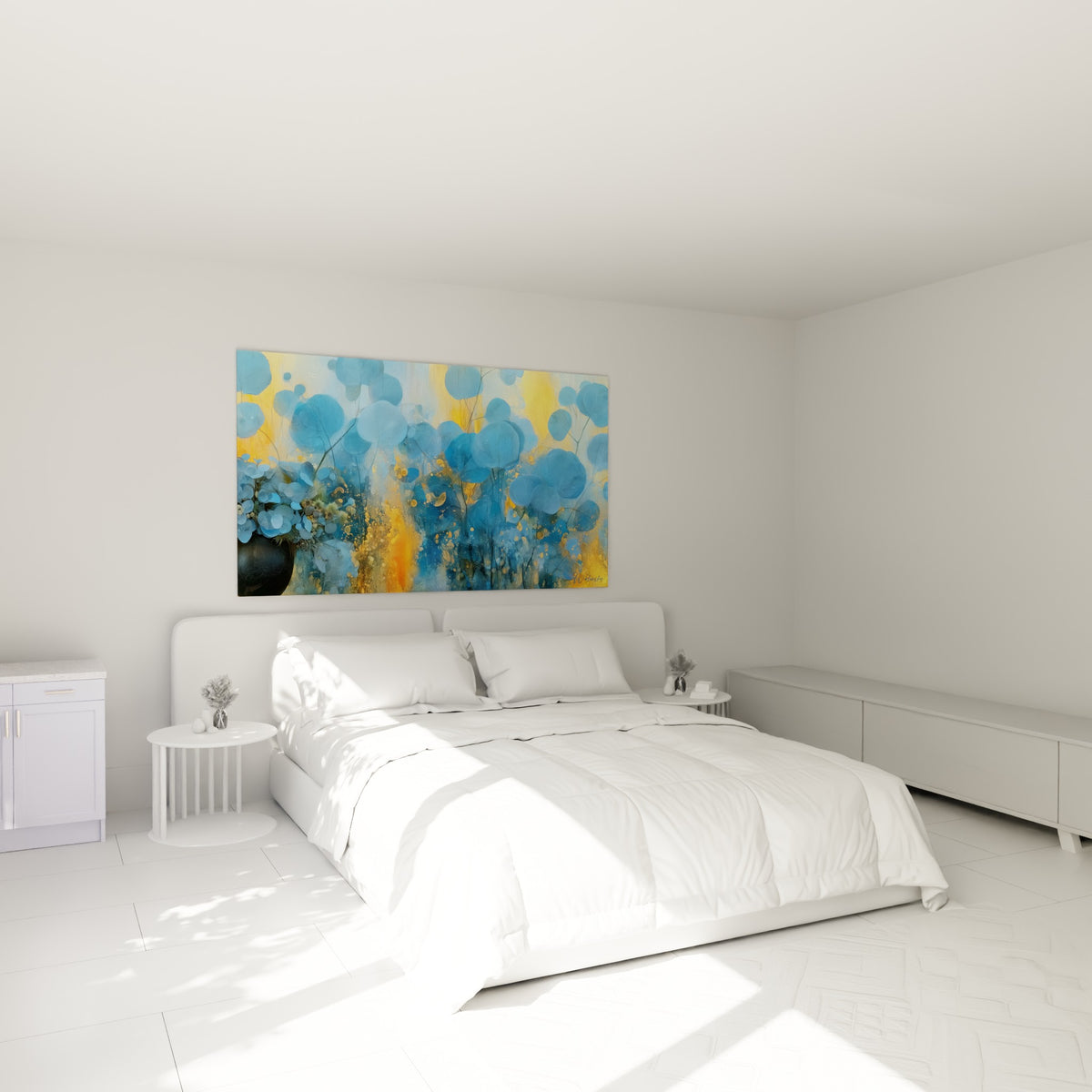 Bouquet Eucalyptus bleu marine et ocre au-dessus d'un lit dans une chambre claire