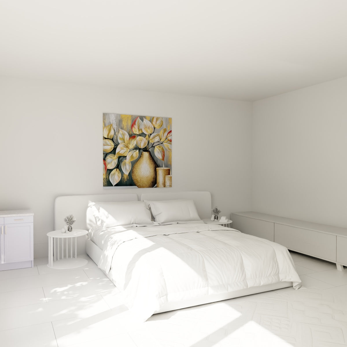 Bouquet doré et blanc dans un vase texturé, accroché au-dessus d'un lit dans une chambre claire