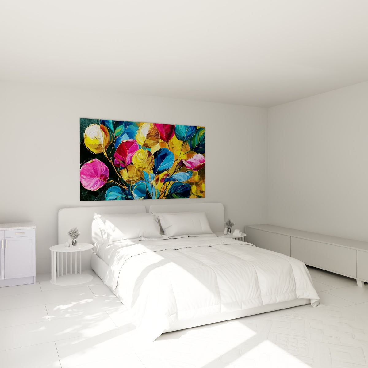 Bouquet Eucalyptus doré et bleu marine accroché au-dessus d'un lit dans une chambre claire
