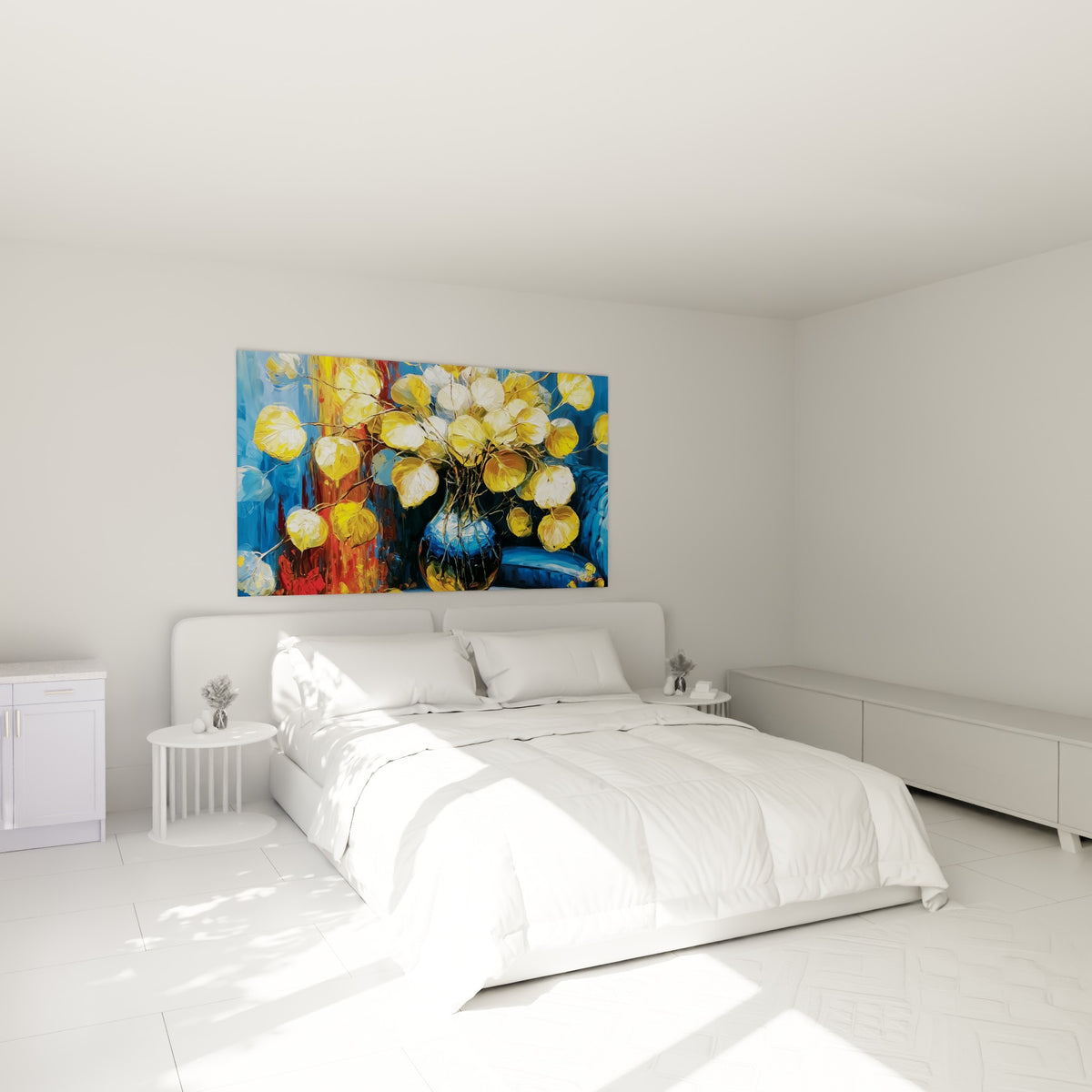Bouquet doré et vase bleu nuit peints à la spatule, au-dessus d'un lit dans une chambre claire