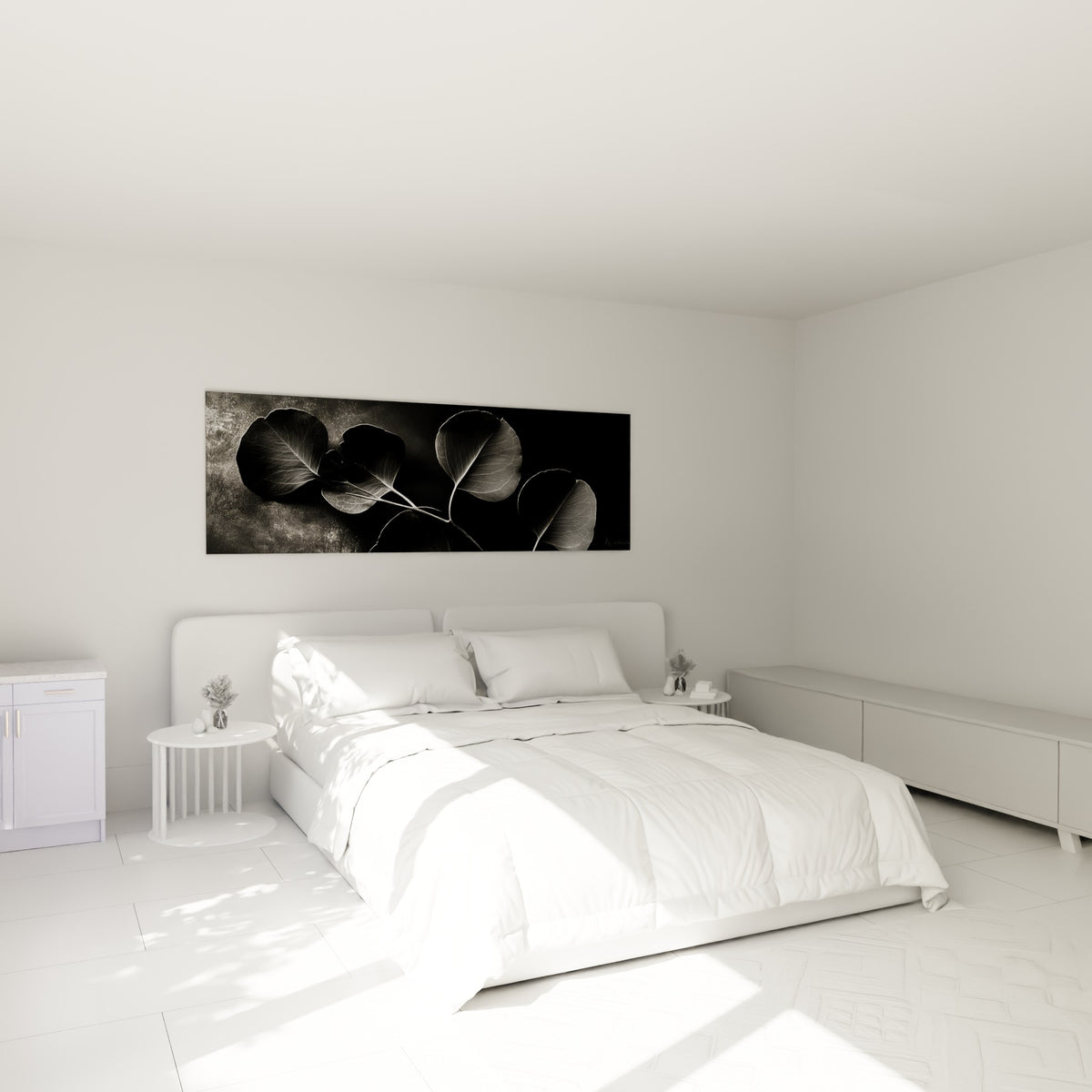 Branche d'eucalyptus grise et noire suspendue au-dessus d'un lit dans une chambre claire