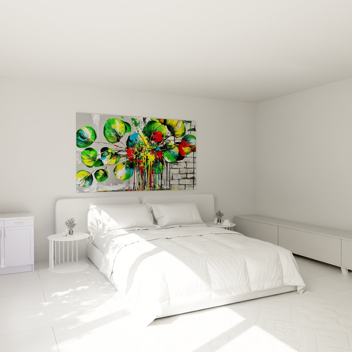 Branche d'eucalyptus vert et bleu turquoise aux coulures rouges au-dessus d'un lit dans une chambre claire