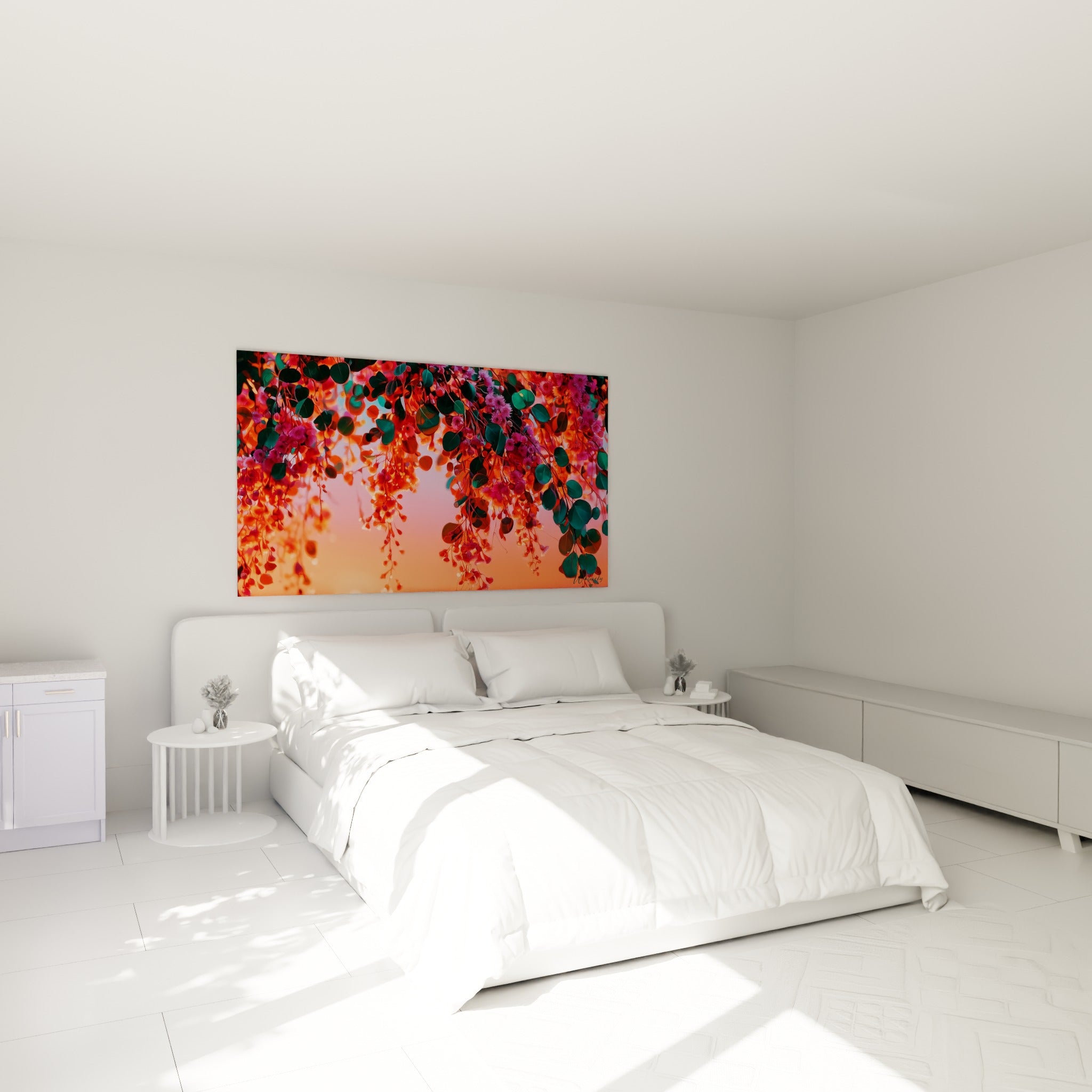 Feuillage d'eucalyptus rose et corail suspendu au-dessus d'un lit dans une chambre claire