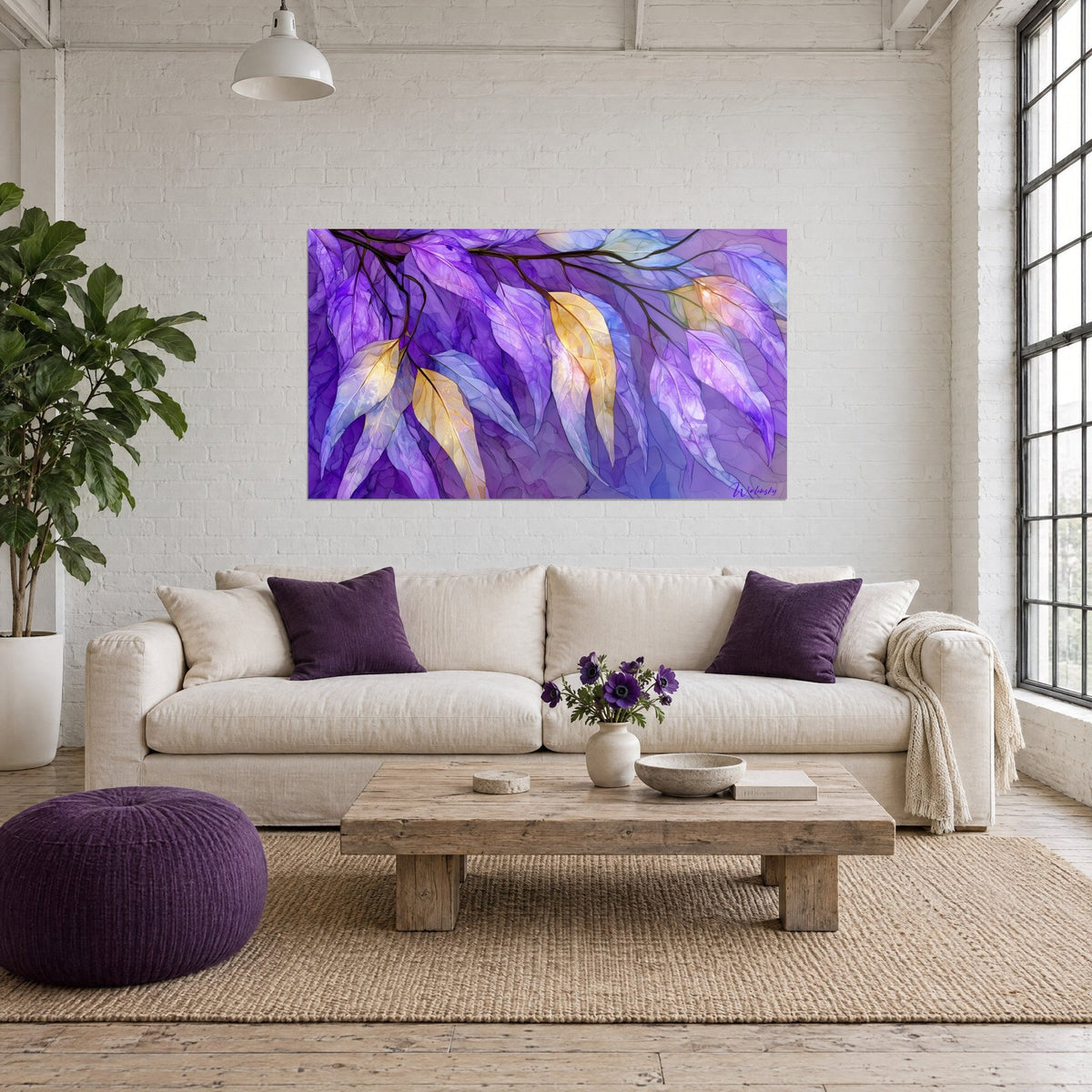 Tableau branche d'eucalyptus aux feuilles translucides violettes et dorées, nervures brunes, au-dessus d'un canapé dans un salon lumineux
