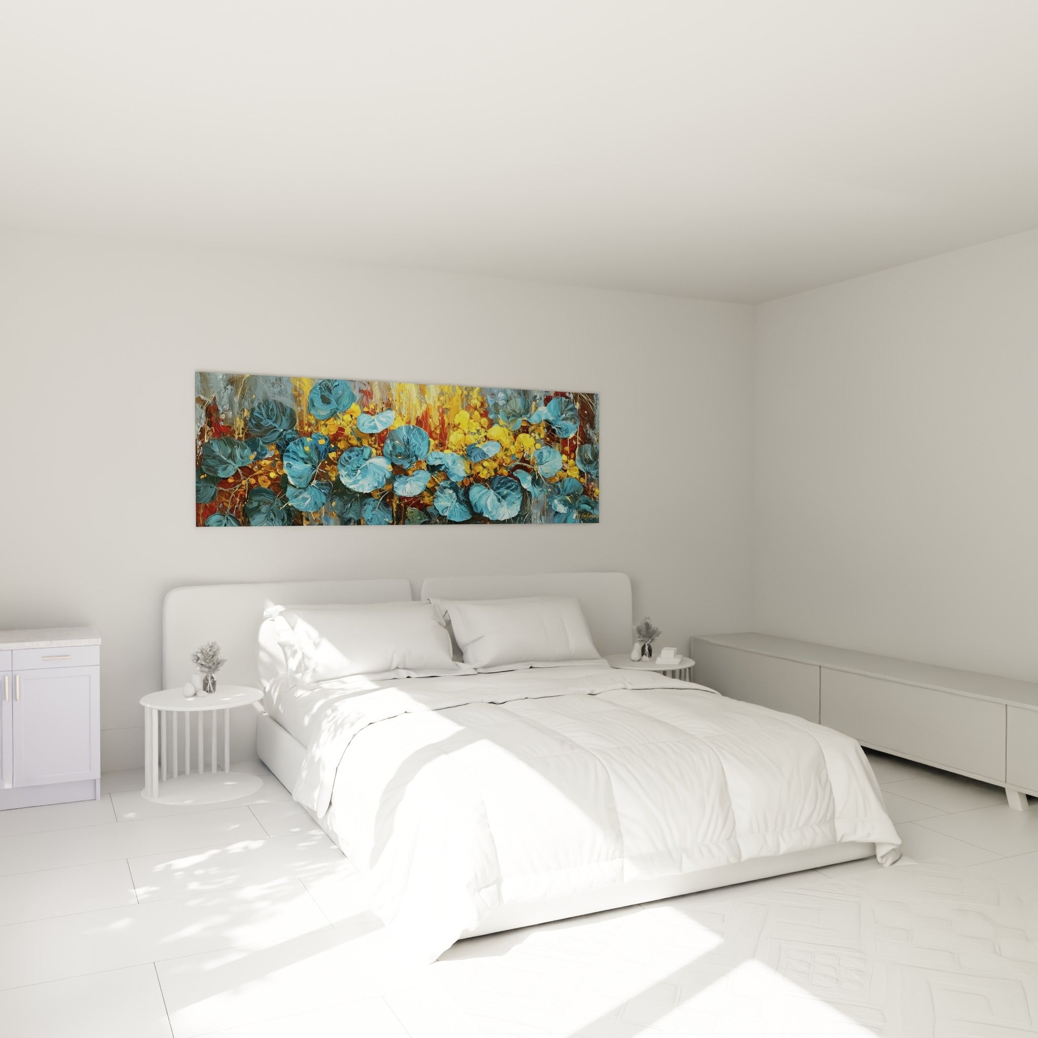 Feuilles bleu turquoise et dorées de l'Eucalyptus au-dessus d'un lit dans une chambre claire