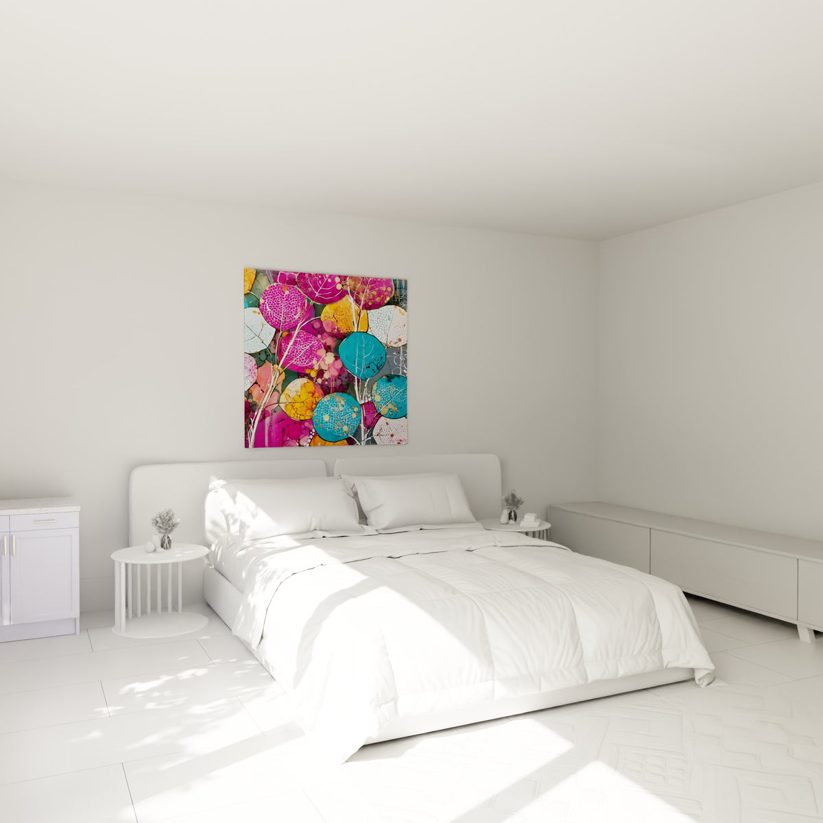 Motifs végétaux eucalyptus magenta et bleu canard suspendus au-dessus d'un lit dans une chambre claire