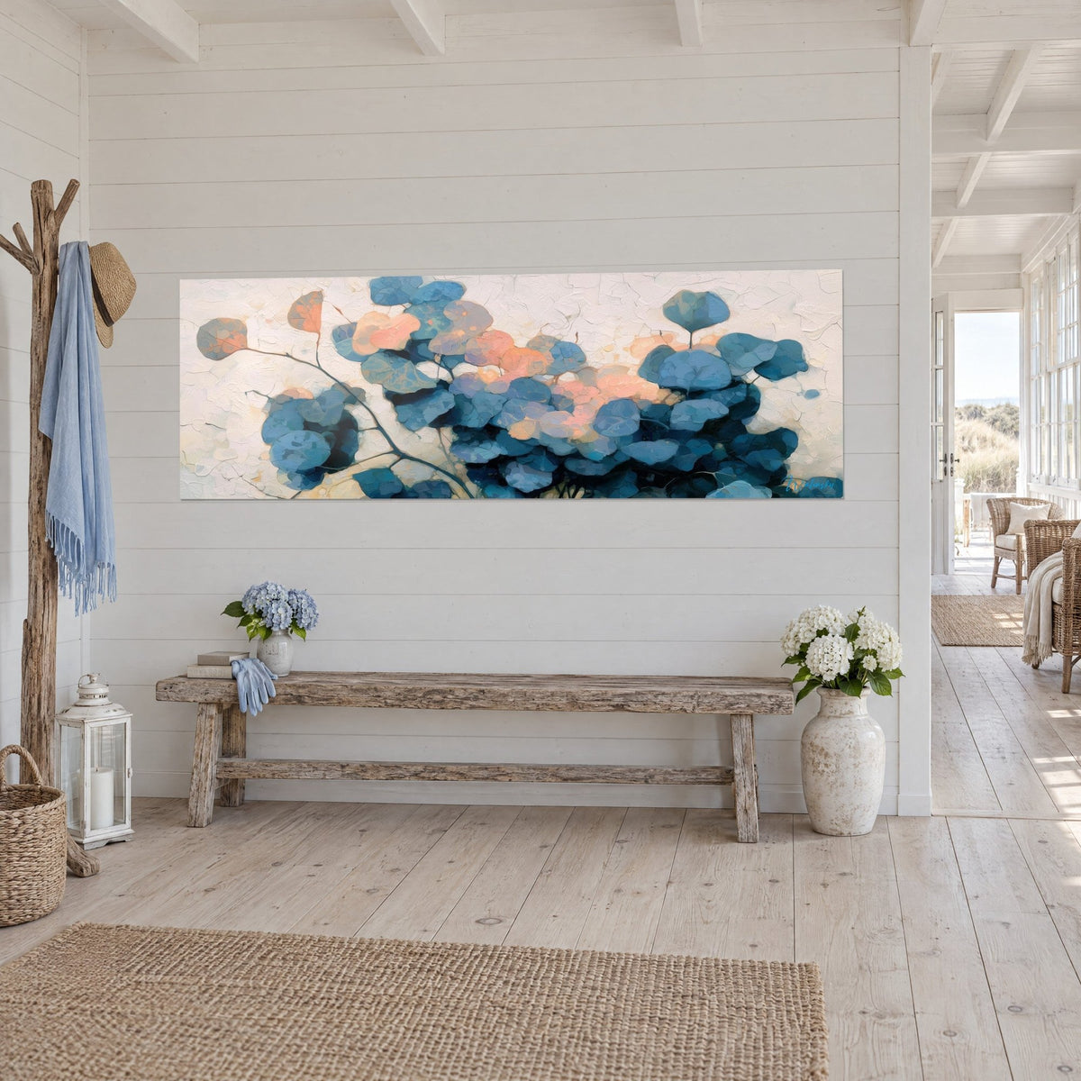 Tableau branches d'eucalyptus aux disques bleu pétrole, touches saumon et fond ivoire fissuré, banc en bois brut au mur