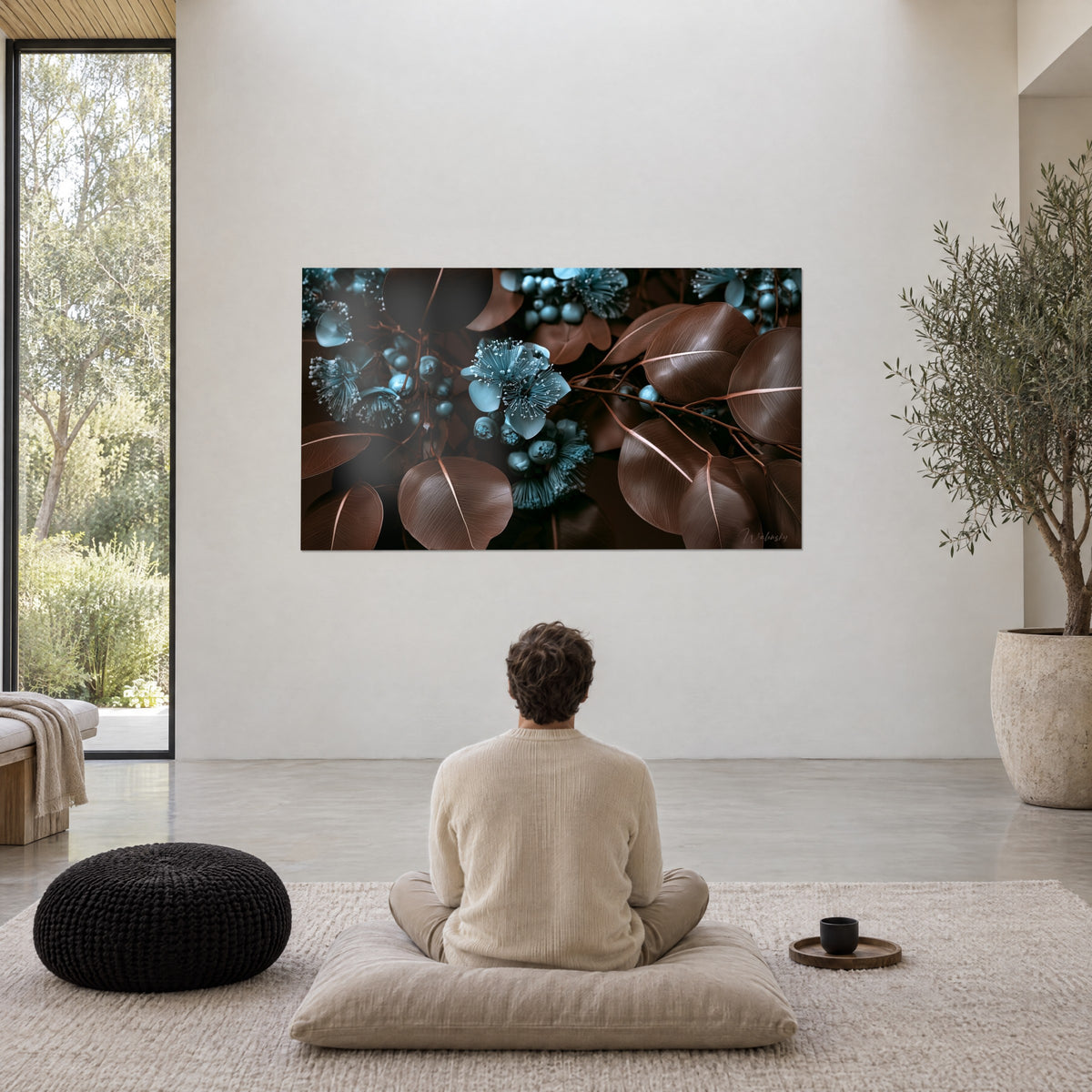 Tableau fleurs poudrées bleu-vert et feuilles rondes brun cuivre, homme de dos assis sur un coussin, grande baie vitrée, olivier
