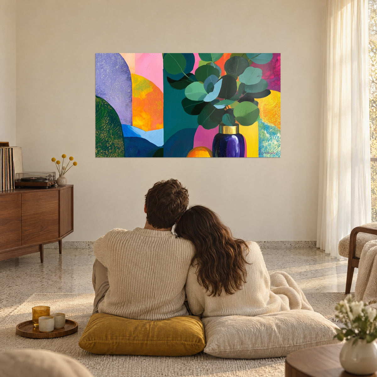 Tableau composition méridionale, eucalyptus émeraude, vase indigo doré, soleils orange et jaune, couple de dos au sol