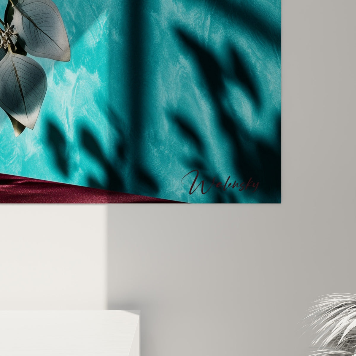 Détail des feuilles d'eucalyptus bleu-vert et de l'ombre graphique sur le mur turquoise texturé