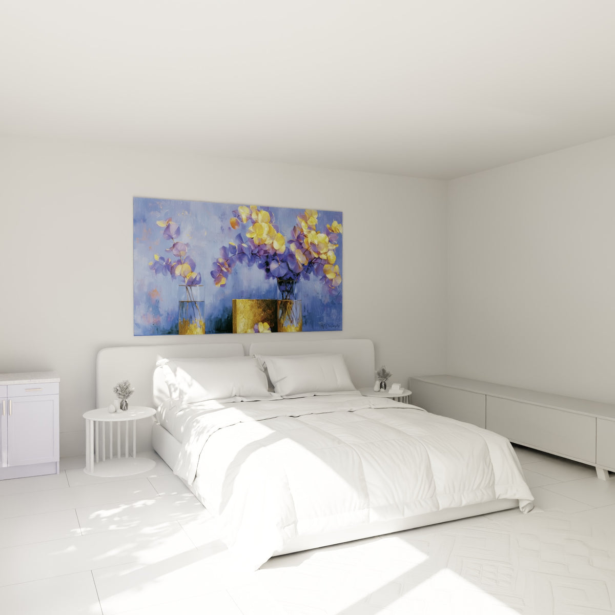 Bouquets d'eucalyptus doré et violet peints, au-dessus d'un lit dans une chambre claire