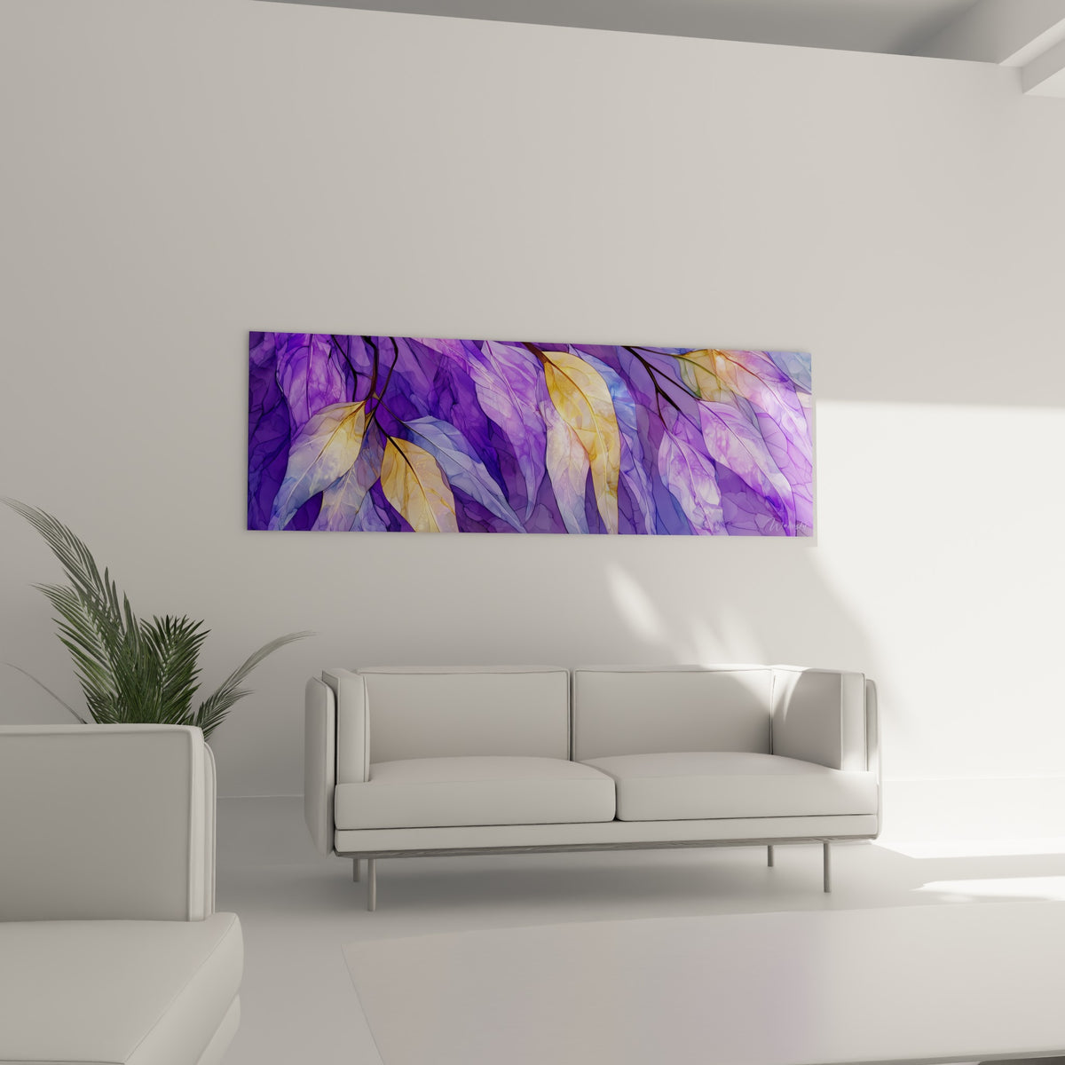 Feuillage eucalyptus mauve et doré aux reflets cristallins, suspendu au-dessus d'un canapé dans un salon lumineux
