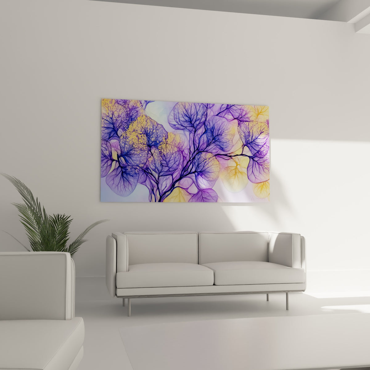 Éventail de feuilles Eucalyptus mauves et jaune pâle au-dessus d'un canapé dans un salon lumineux