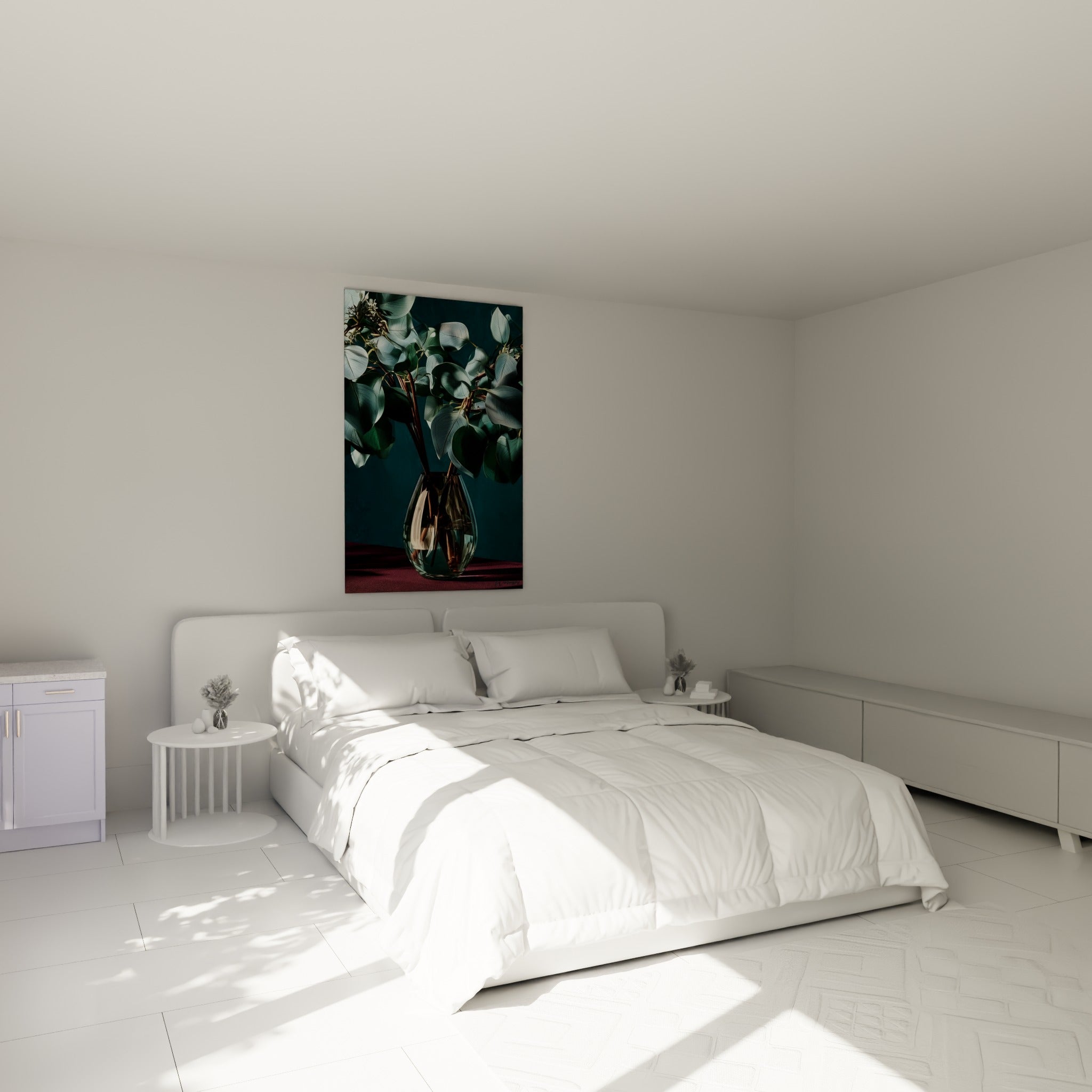 Feuillage eucalyptus argenté et bleu sarcelle accroché au-dessus d'un lit dans une chambre claire