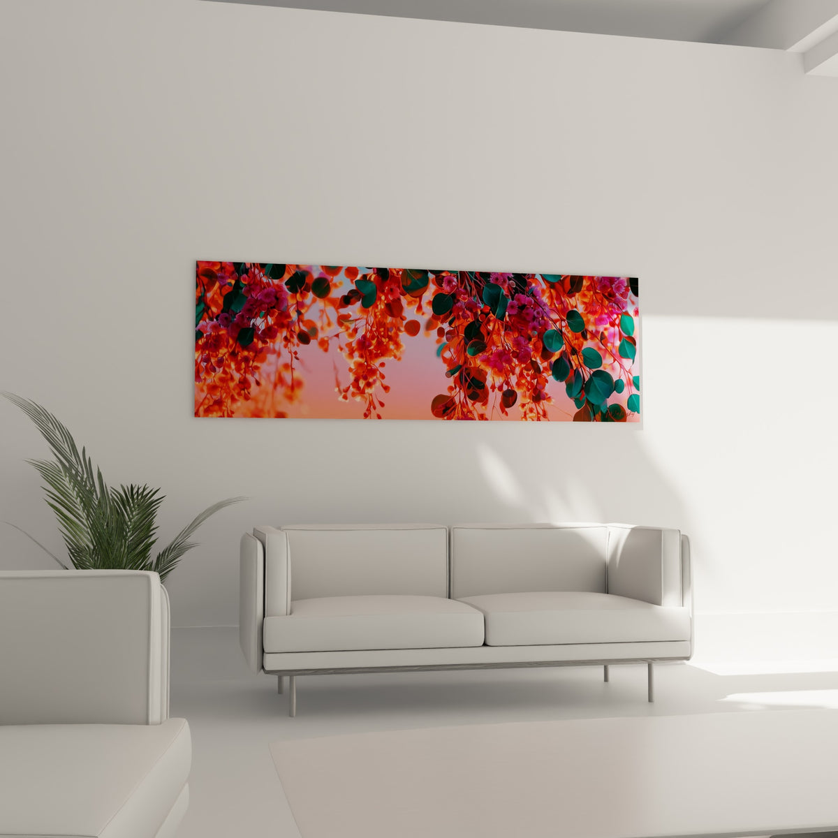 Feuillage d'eucalyptus vert et fleurs corail suspendues au-dessus d'un canapé dans un salon lumineux