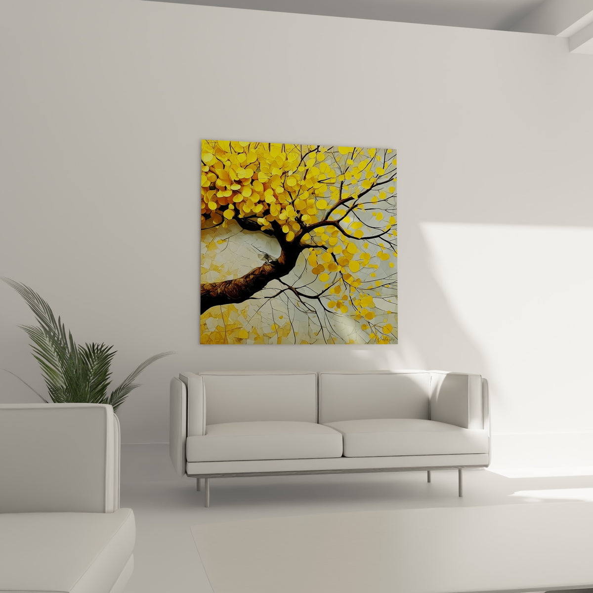 Branches noueuses et feuilles jaune vif de l'Eucalyptus au-dessus d'un canapé dans un salon lumineux