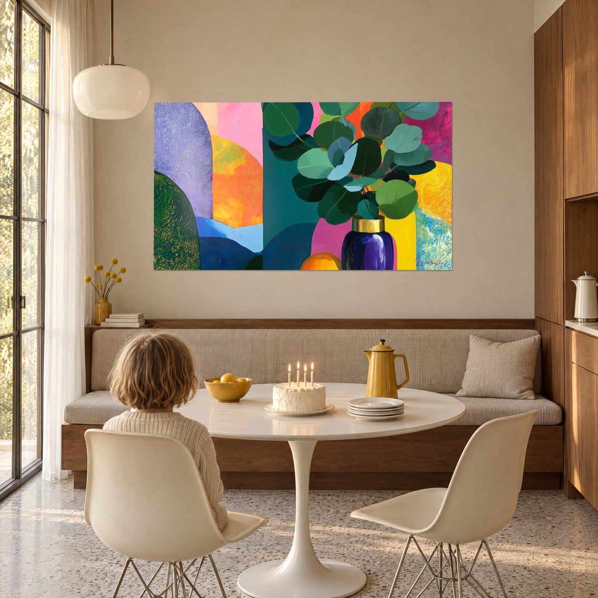 Tableau nature morte colorée, feuilles rondes vertes et vase indigo, aplats rose et jaune, enfant de dos devant un gâteau
