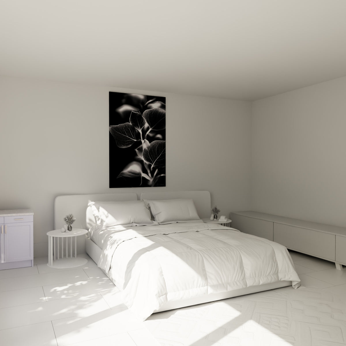Feuilles d'eucalyptus graphiques noir et blanc accrochées au-dessus d'un lit dans une chambre claire