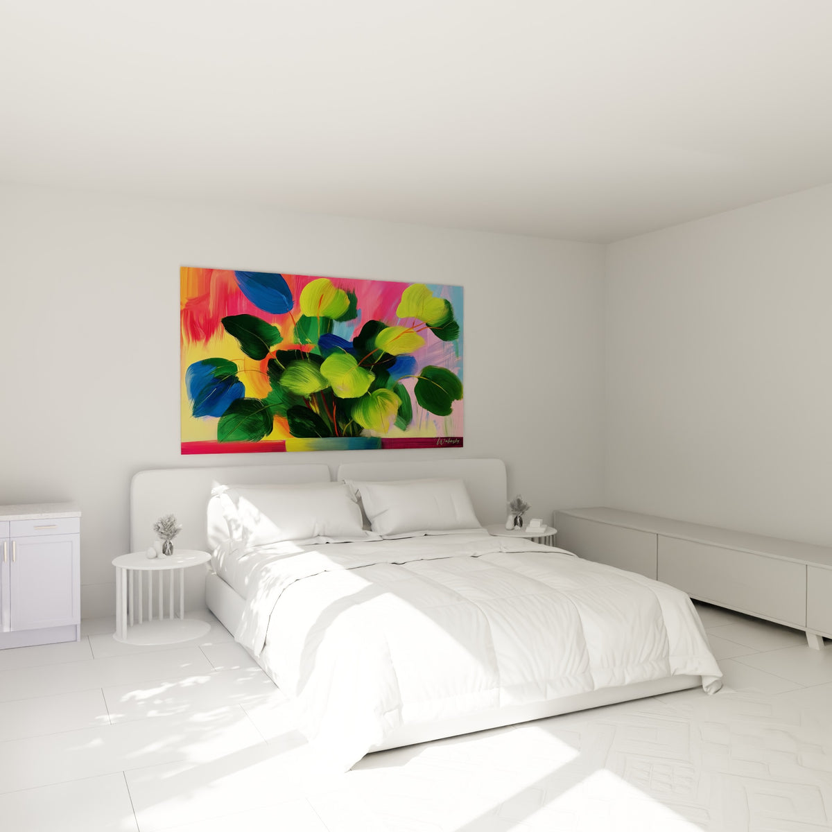 Larges feuilles vertes et bleu marine d'Eucalyptus accrochées au-dessus d'un lit dans une chambre claire