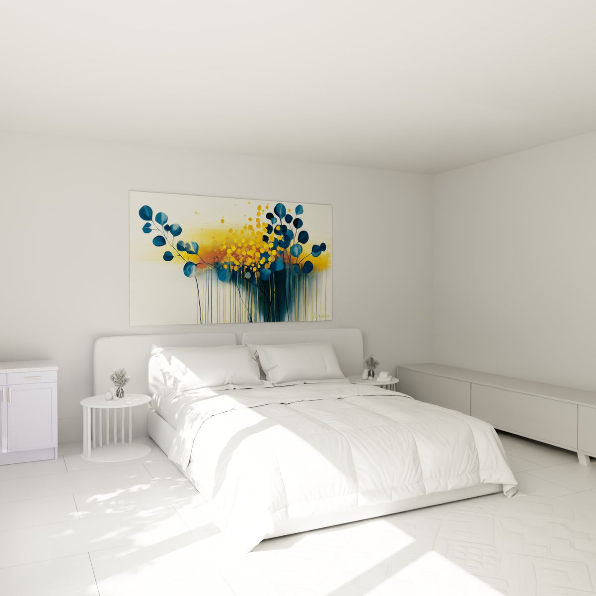 Branches d'eucalyptus bleu marine et coulures dorées accrochées au-dessus d'un lit dans une chambre claire