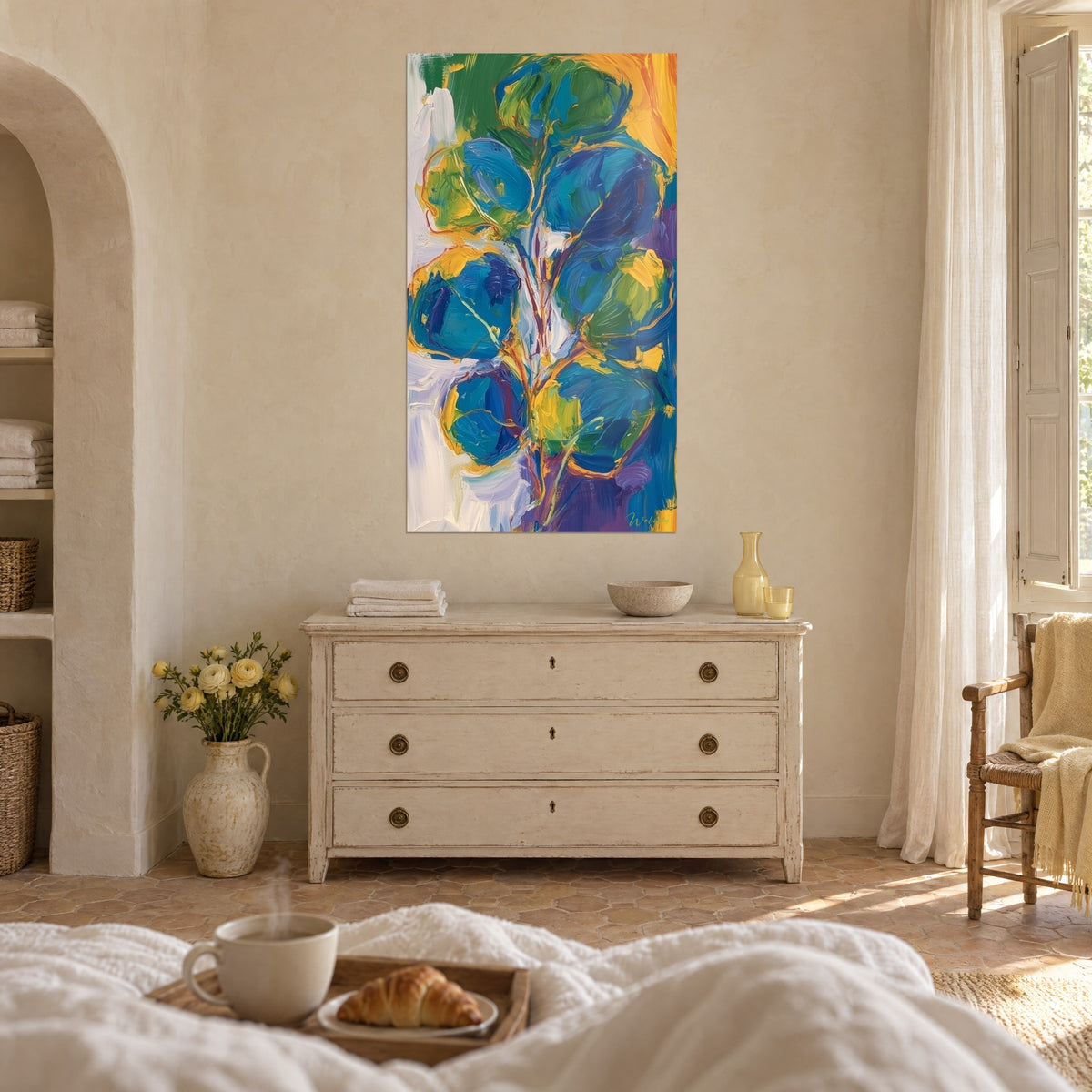 Tableau rameau de feuilles bleu outremer et jaune citron aux contours cernés vifs, au-dessus d'un lit dans une chambre claire