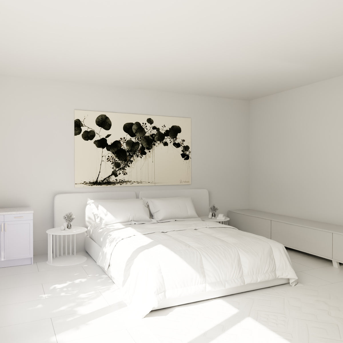 Feuilles rondes noires d'Eucalyptus en encre coulée, accrochées au-dessus d'un lit dans une chambre claire