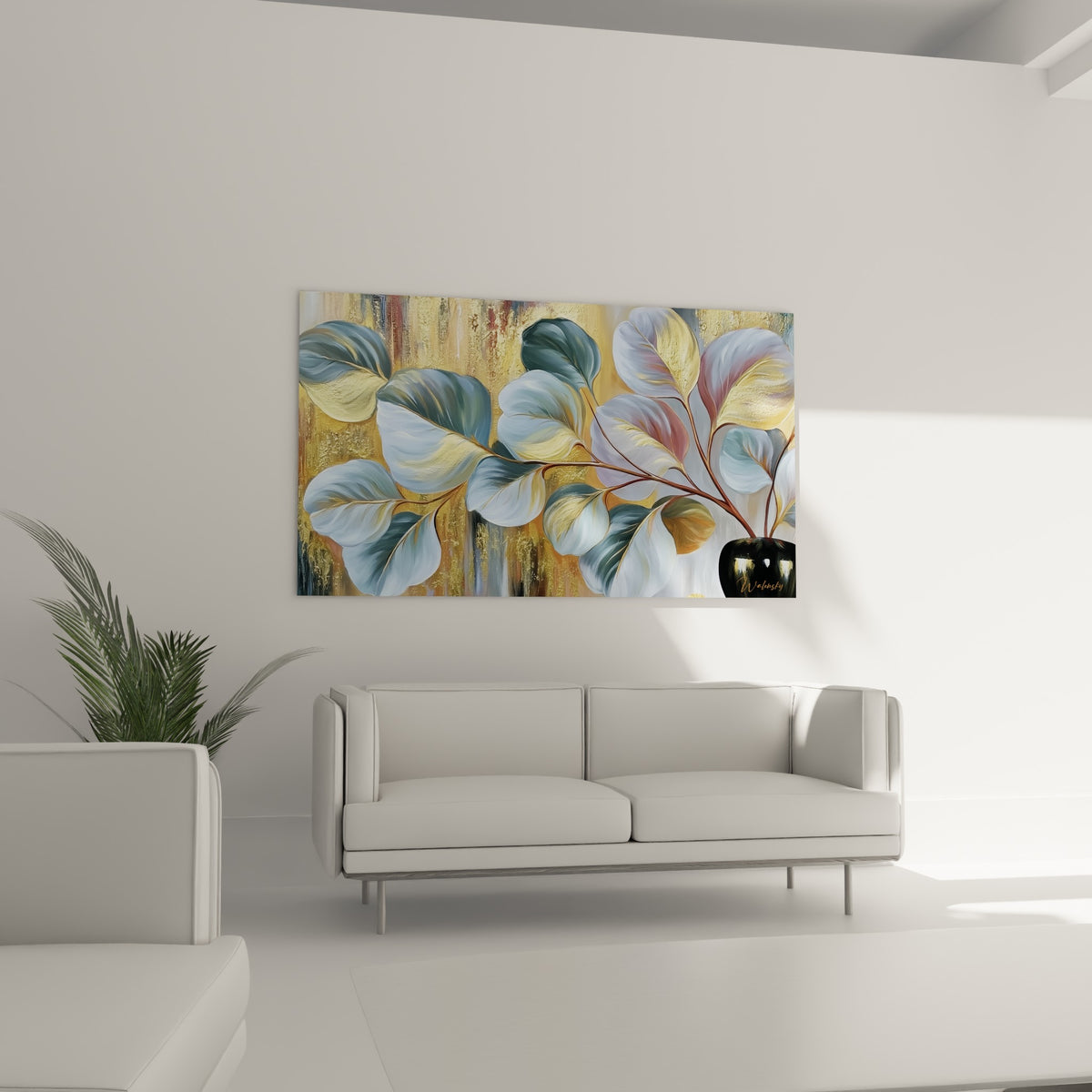 Feuilles Eucalyptus bleu poudré et cuivré disposées au-dessus d'un canapé dans un salon lumineux