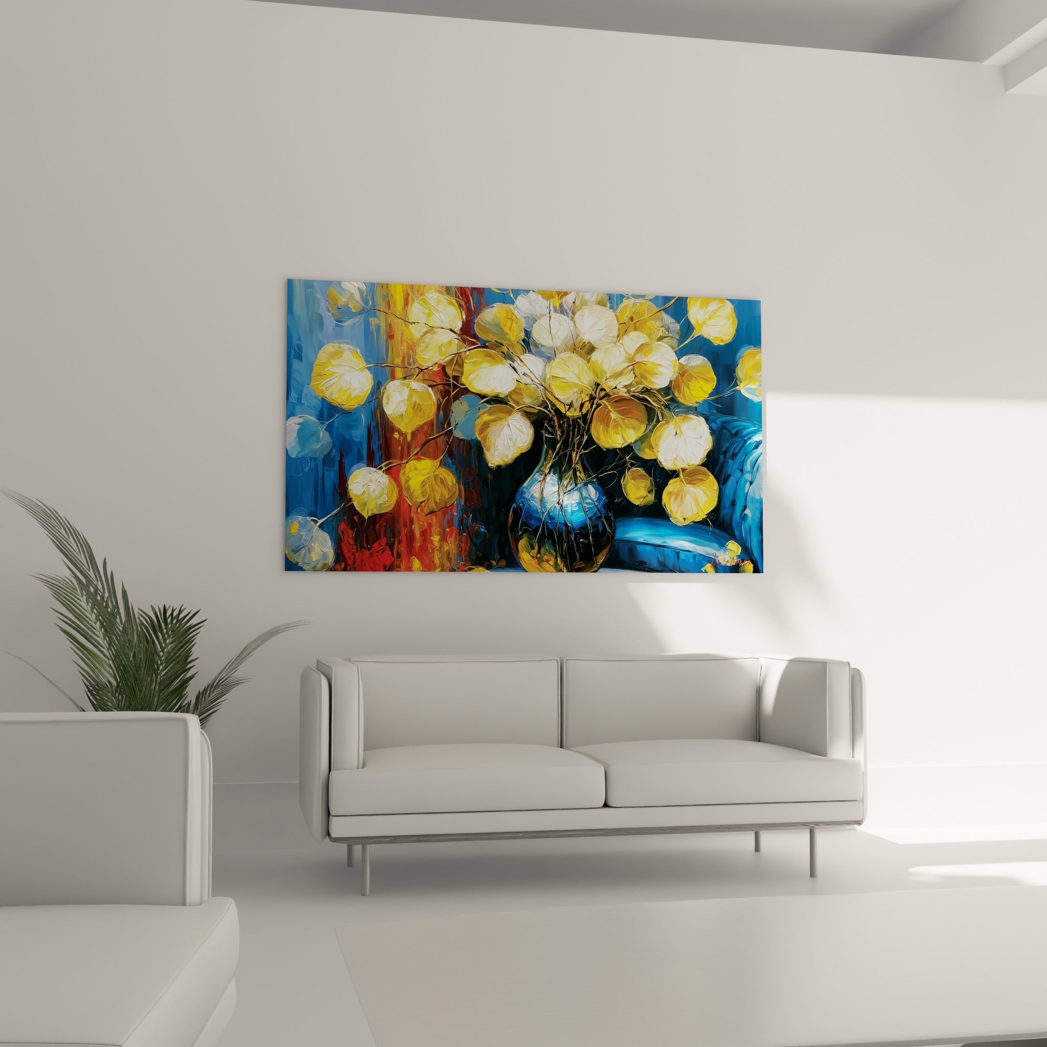 Feuilles rondes jaunes et blanches jaillissant d'un vase bleu, au-dessus d'un canapé dans un salon lumineux
