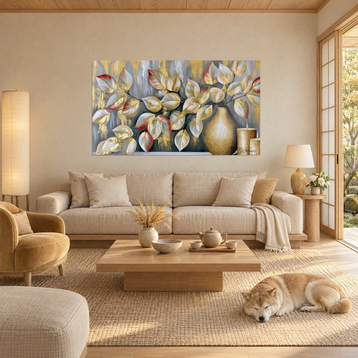 Schilderij met gehamerde gouden vaas en parelmoerkleurige bladtakken met rode randen op grijze achtergrond, slapende roodharige Shiba boven een bank in een lichte woonkamer