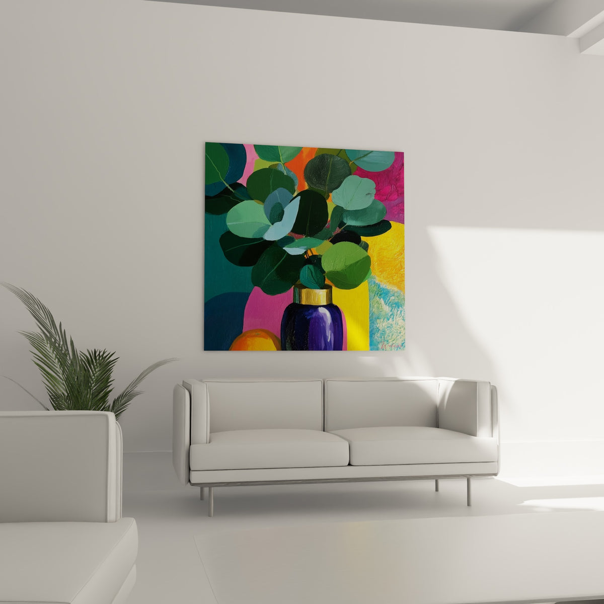 Feuillage Eucalyptus vert foncé et turquoise sur fond magenta, au-dessus d'un canapé dans un salon lumineux