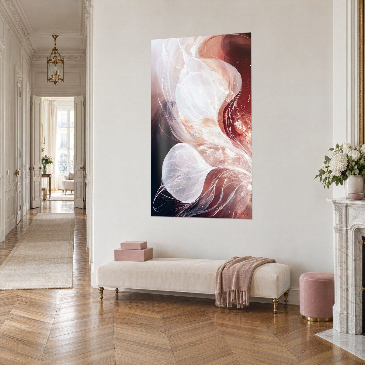 Gemälde mit schwebenden Seidenblütenblättern, milchiges Weiß auf bordeauxrotem Grund, glitzerndes Kupfer, Dreiviertelansicht, Haussmann-Salon